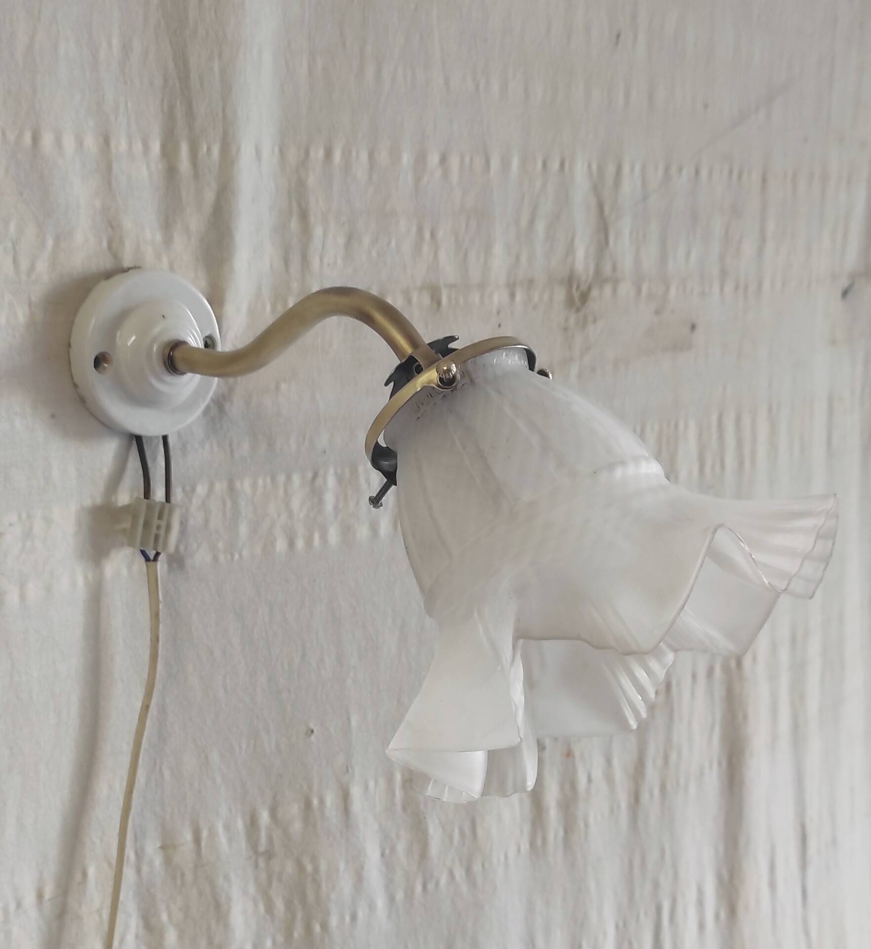 Applique col de cygne en laiton, porcelaine et verre - mid. XXeme