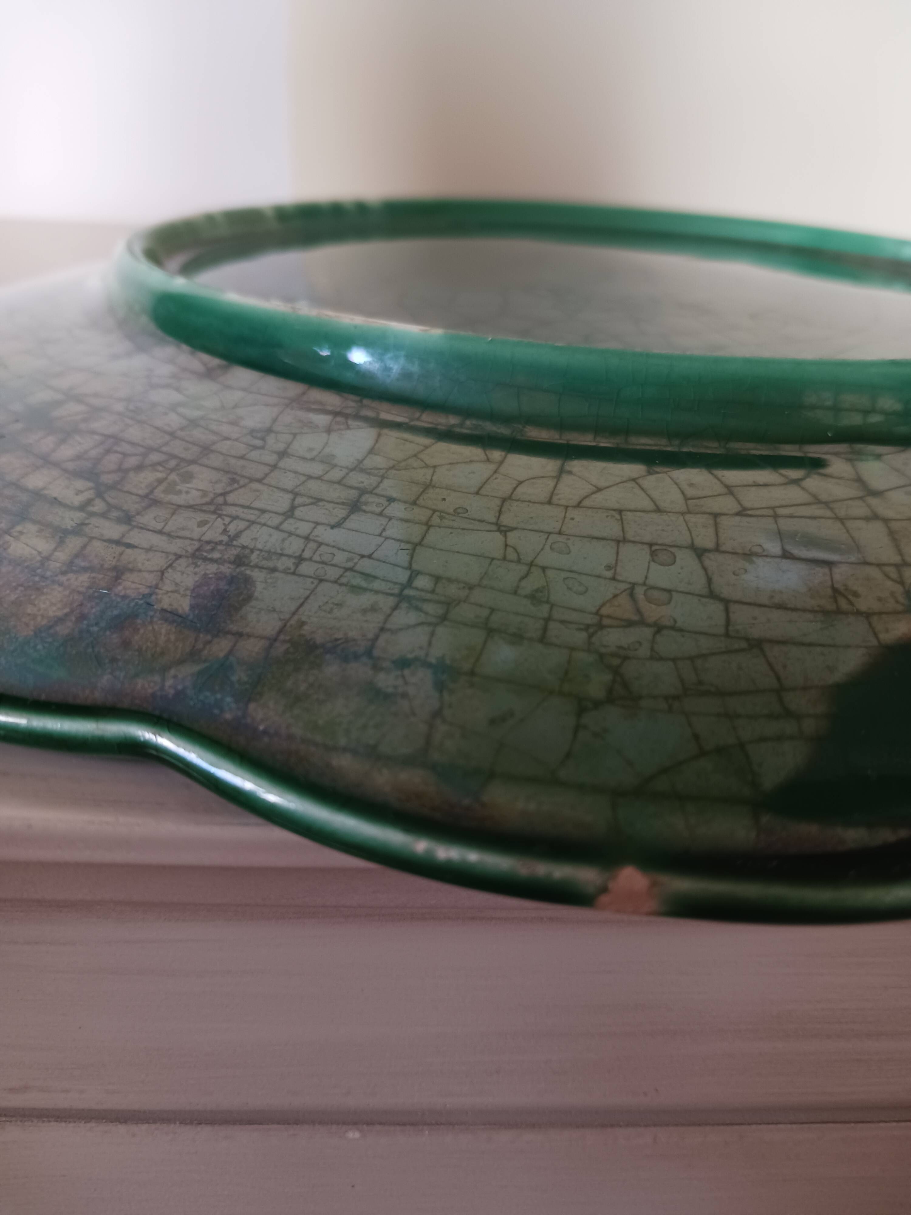 Plat rond en barbotine Gien