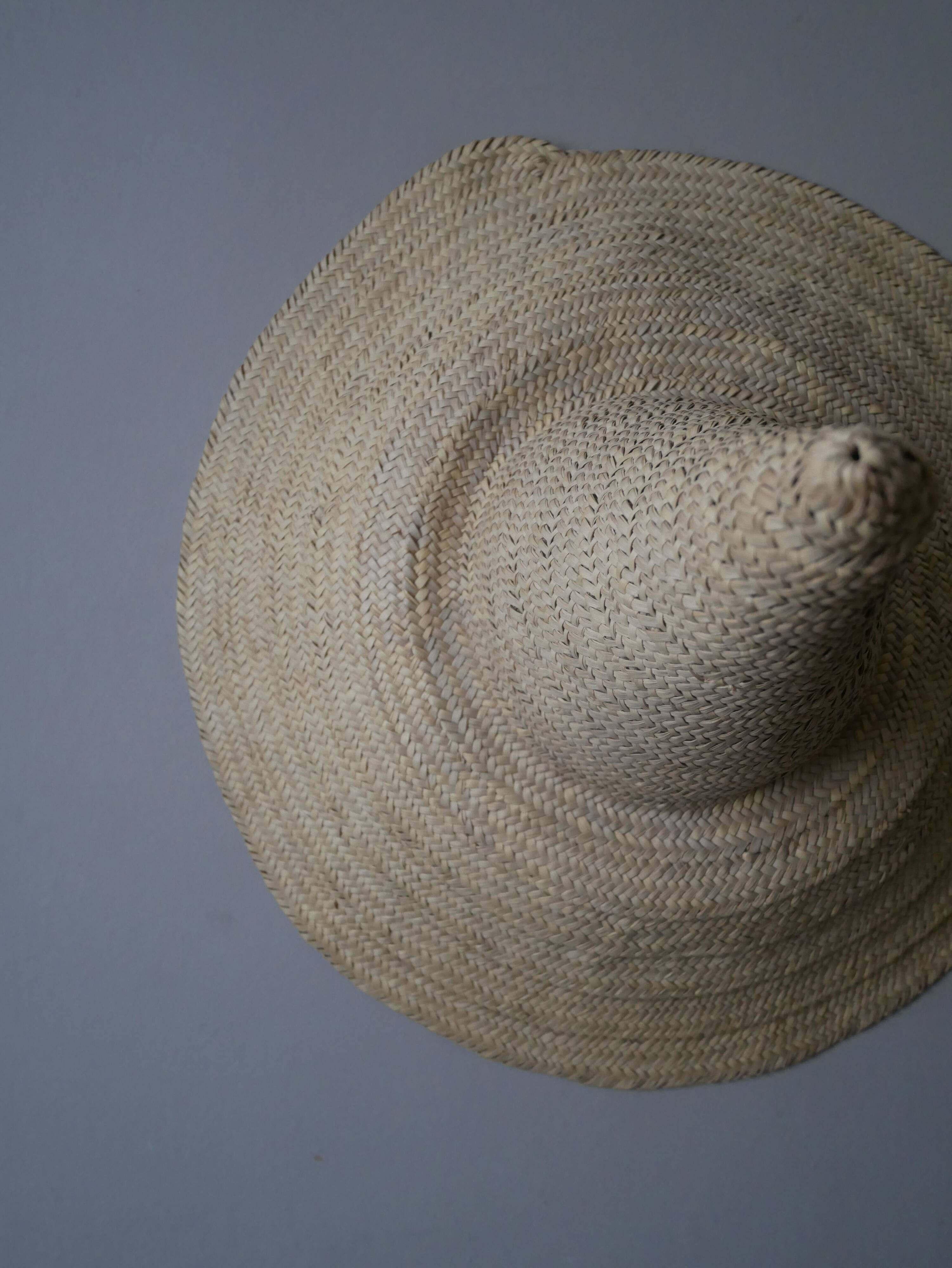 Chapeau paille osier tressé main objet décoration campagne bohème ethnique fabrication artisanale