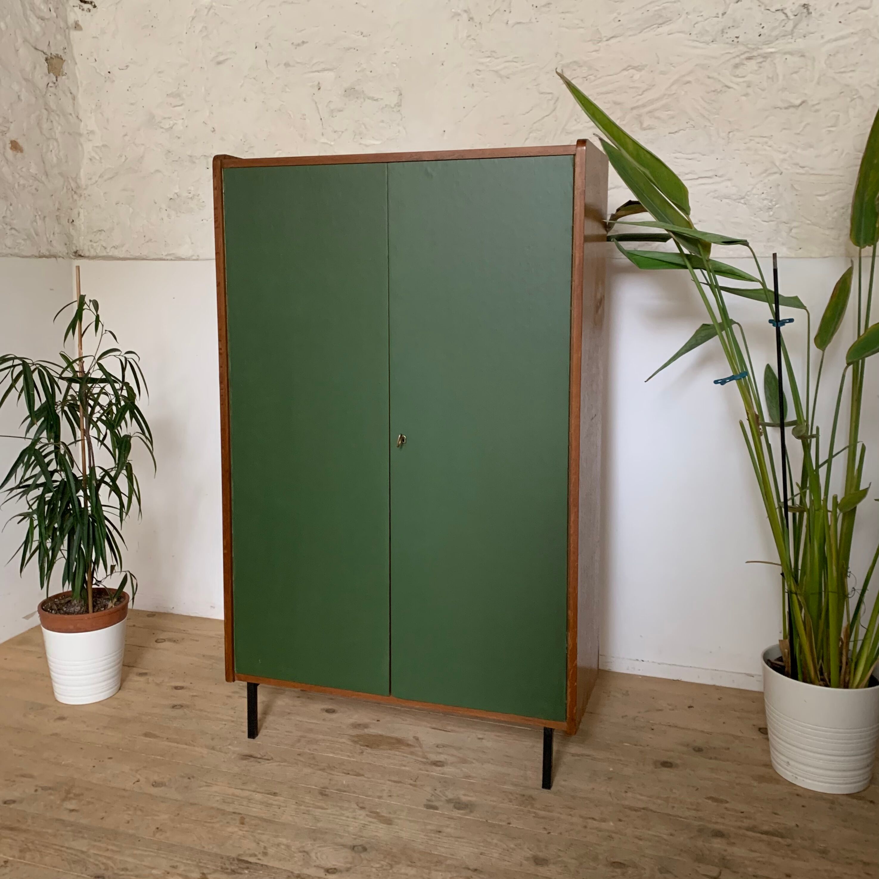 Armoire verte en chêne vintage