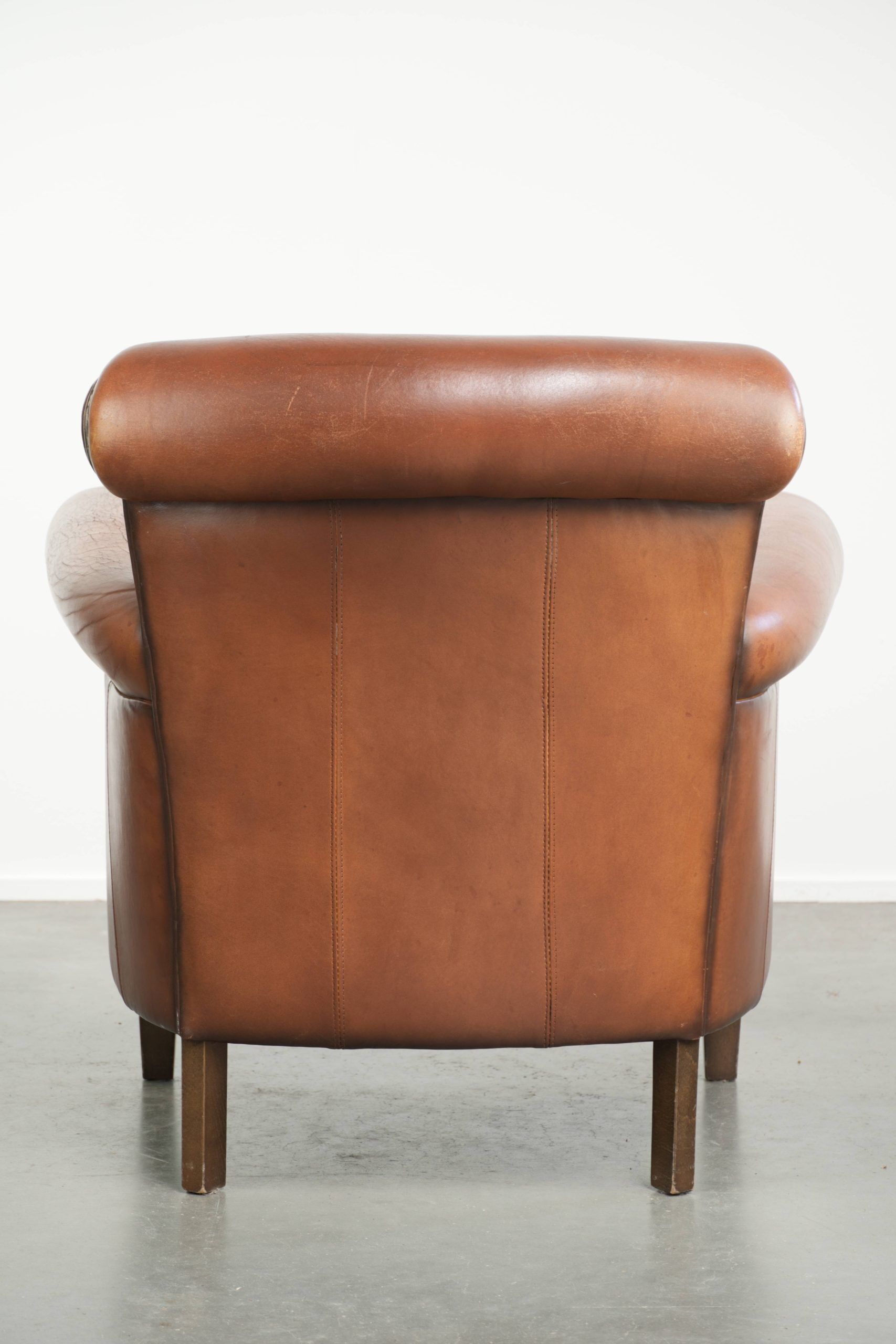 Fauteuil en peau de mouton confortable avec une finition élégante.