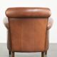Fauteuil en peau de mouton confortable avec une finition élégante.