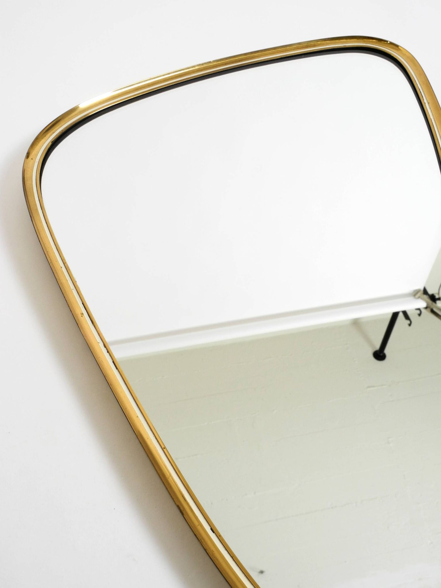 Heavy mid-century brass kidney-shaped wall mirror from Münchner Zierspiegel