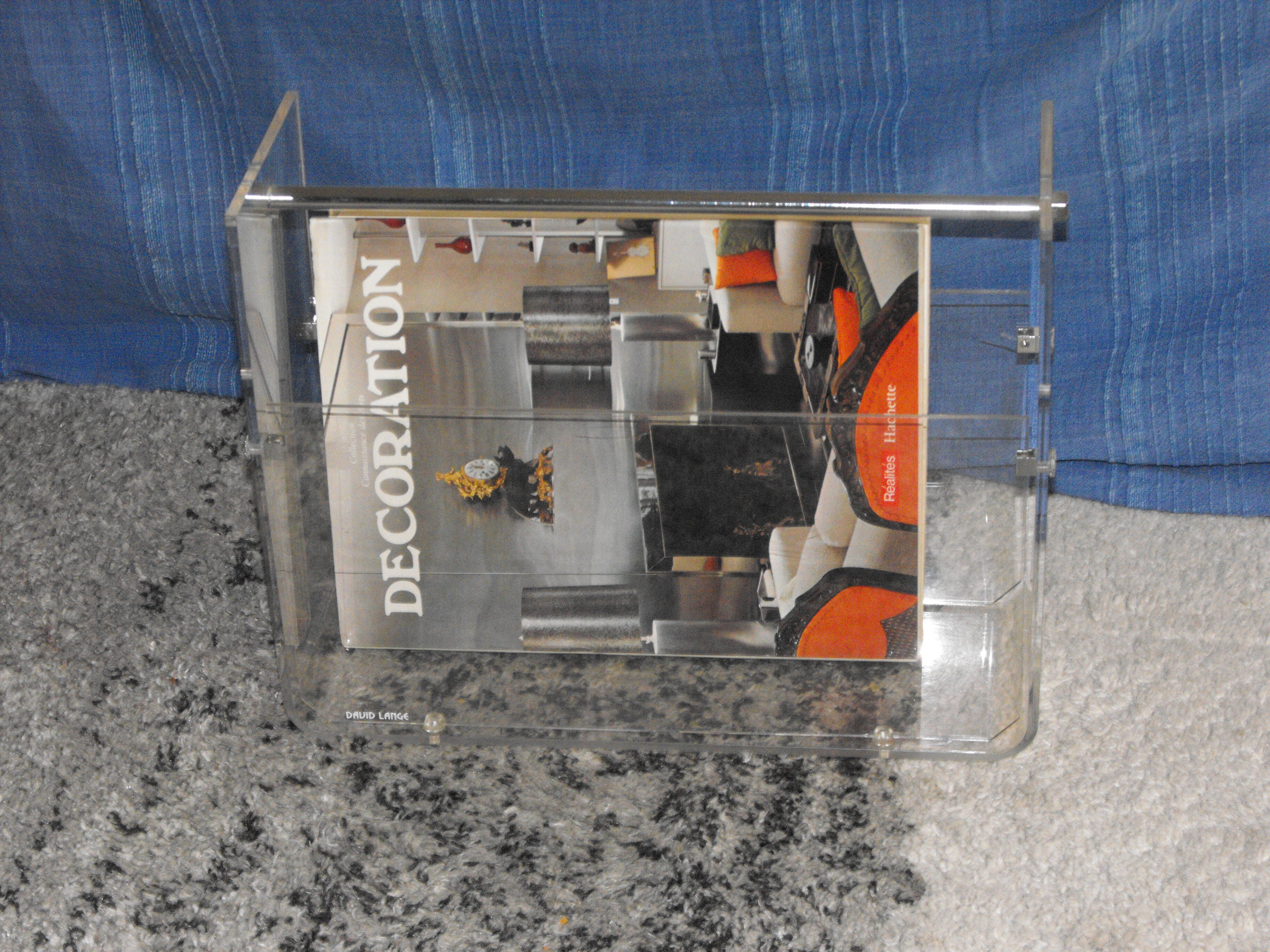 Porte revue en plexiglas de David Lange vintage