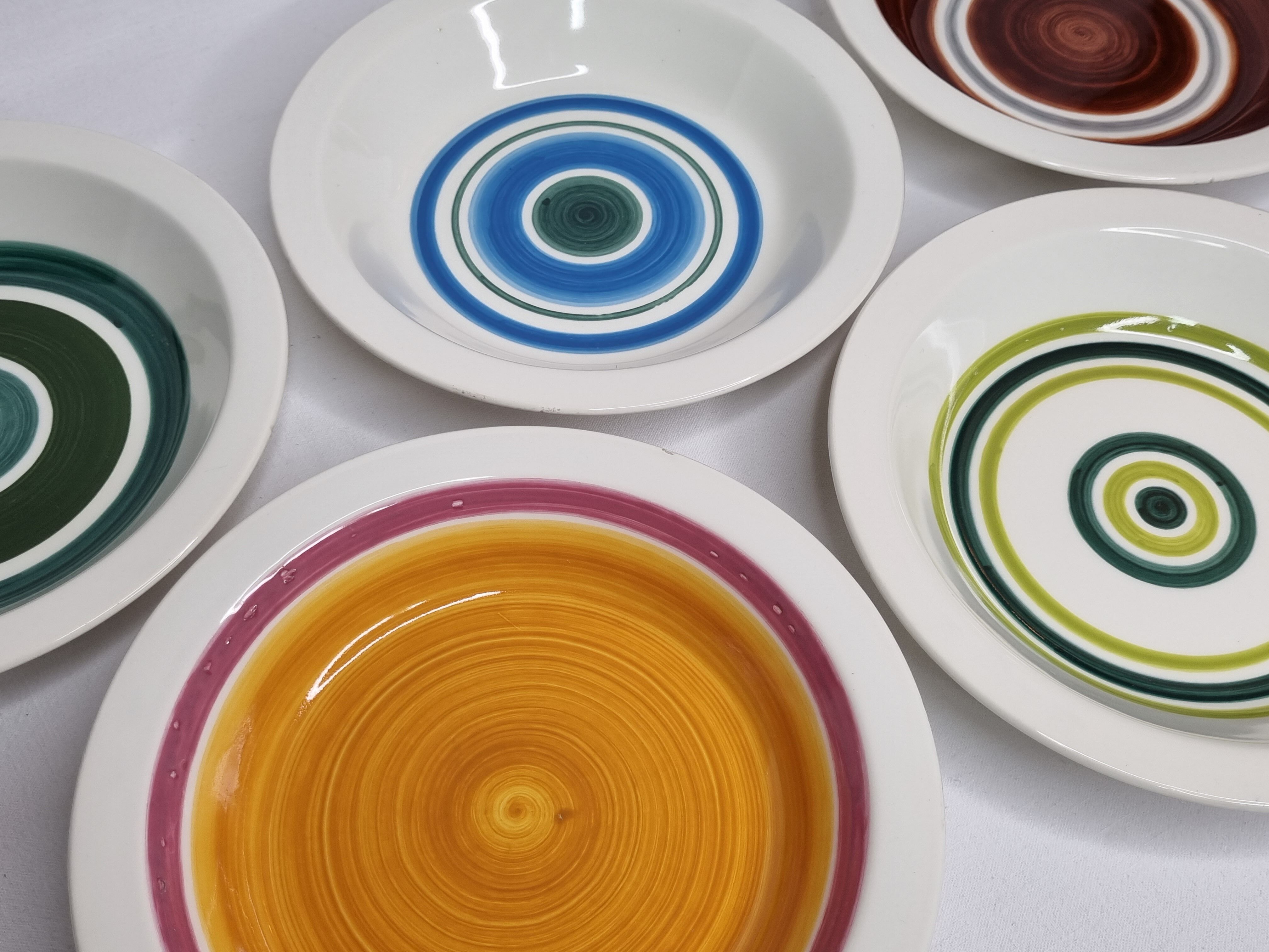 Mismatched service, five hand-painted plates from the Gien earthenware factory, unique models