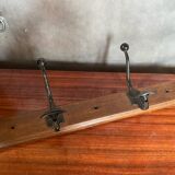Ancien porte manteau bois + 2 patères double métal noir