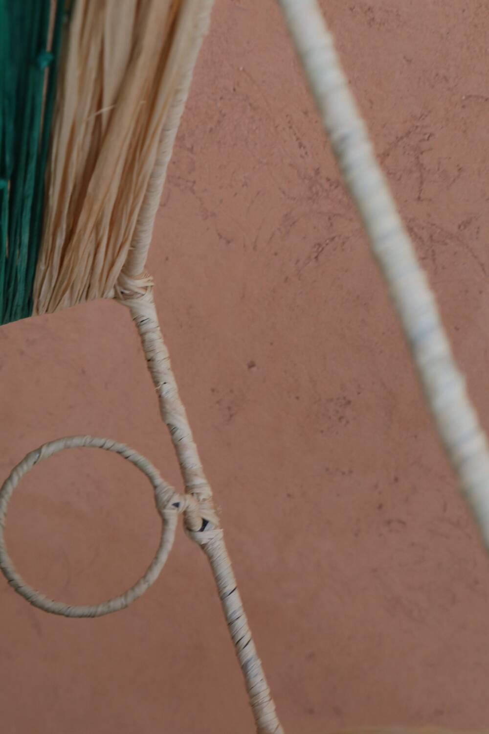 Applique murale rayé vert sapin et beige en raphia naturel