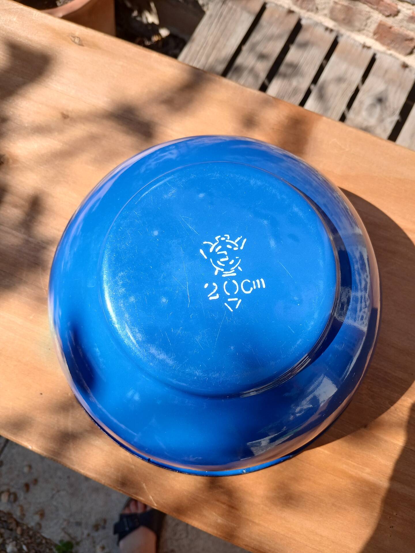 Vintage enamelled metal salad bowl