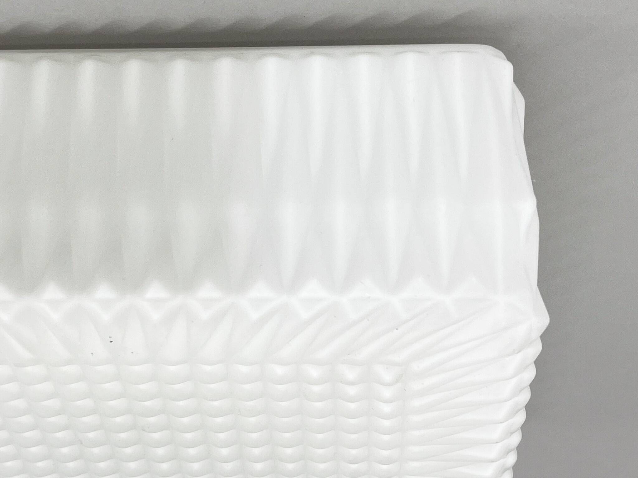 Paire de plafonniers vintage en verre de lait, Tchécoslovaquie