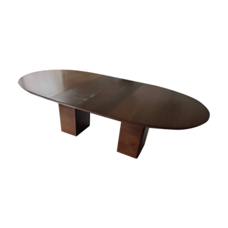 Oval dining table - brand: Ligne Roset