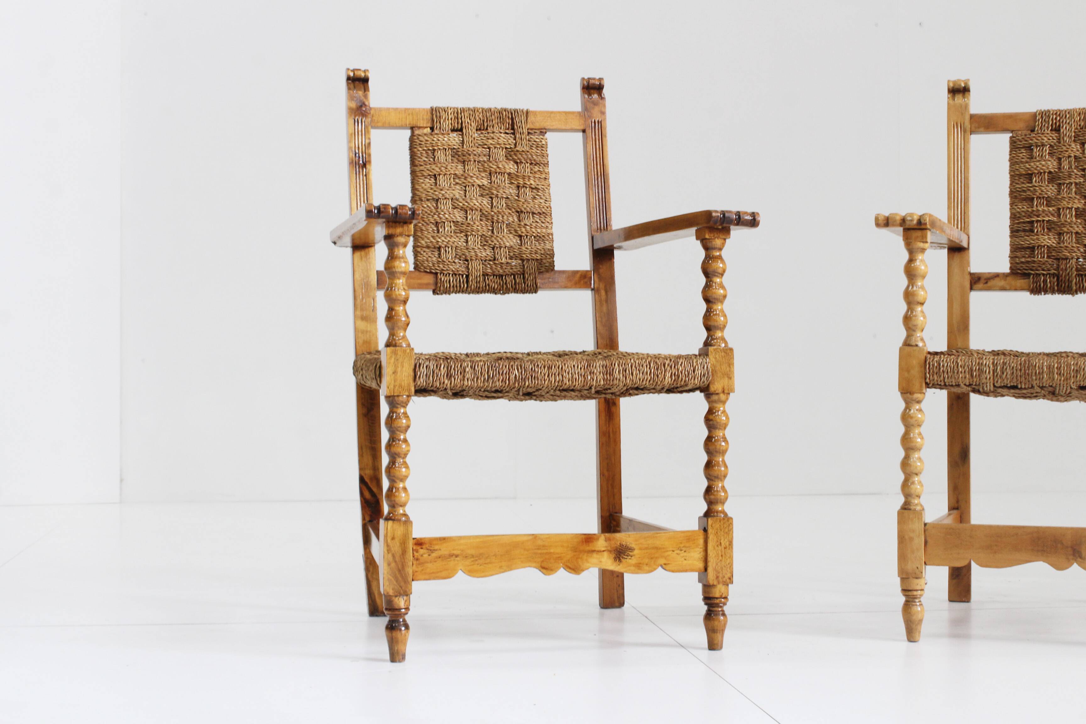 Ensemble de 2 fauteuils brutalistes espagnols en bois sculpté et tressé en jonc -