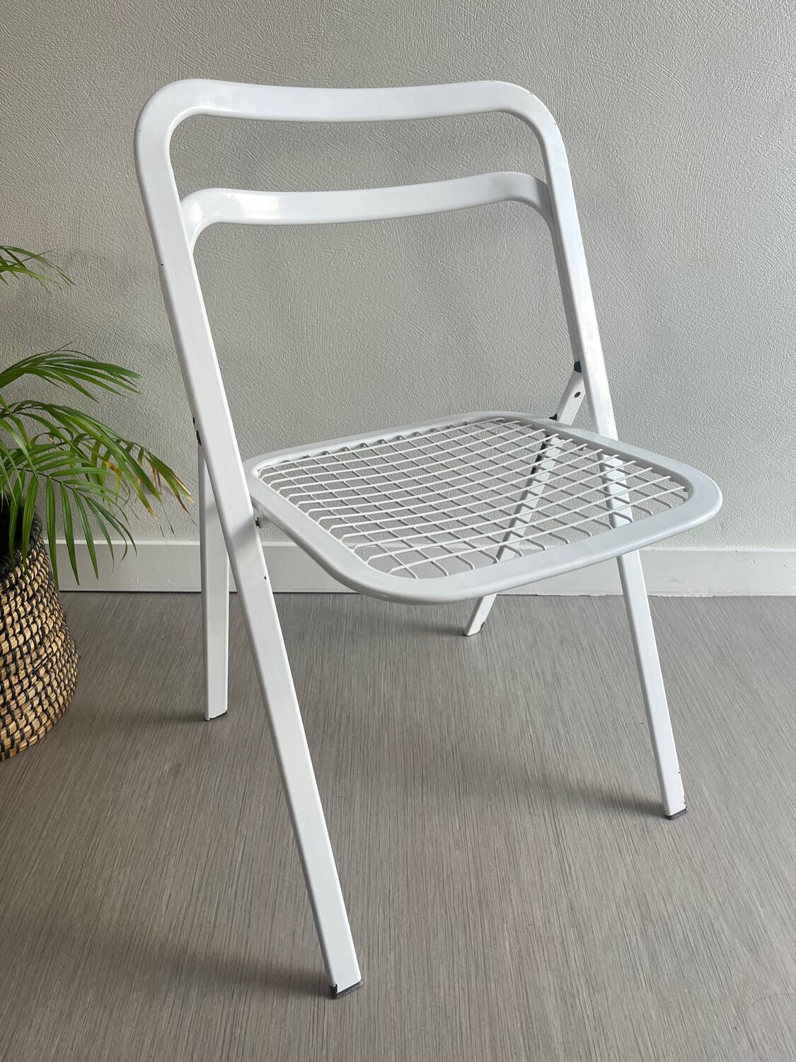 Vintage white folding chair Cidue