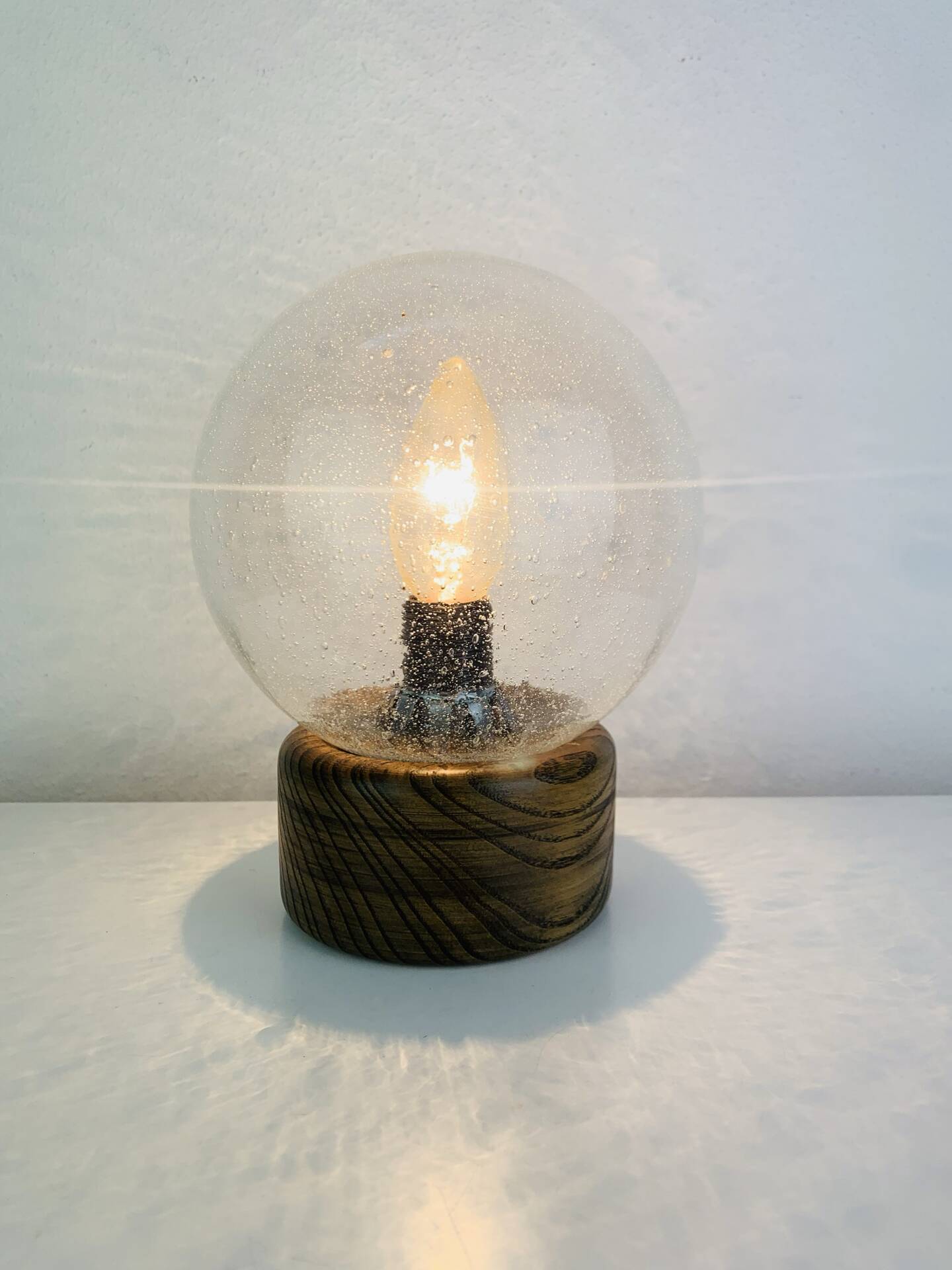 Lampe brutaliste bois massif et globe verre bullé, Temde Leuchten, 60
