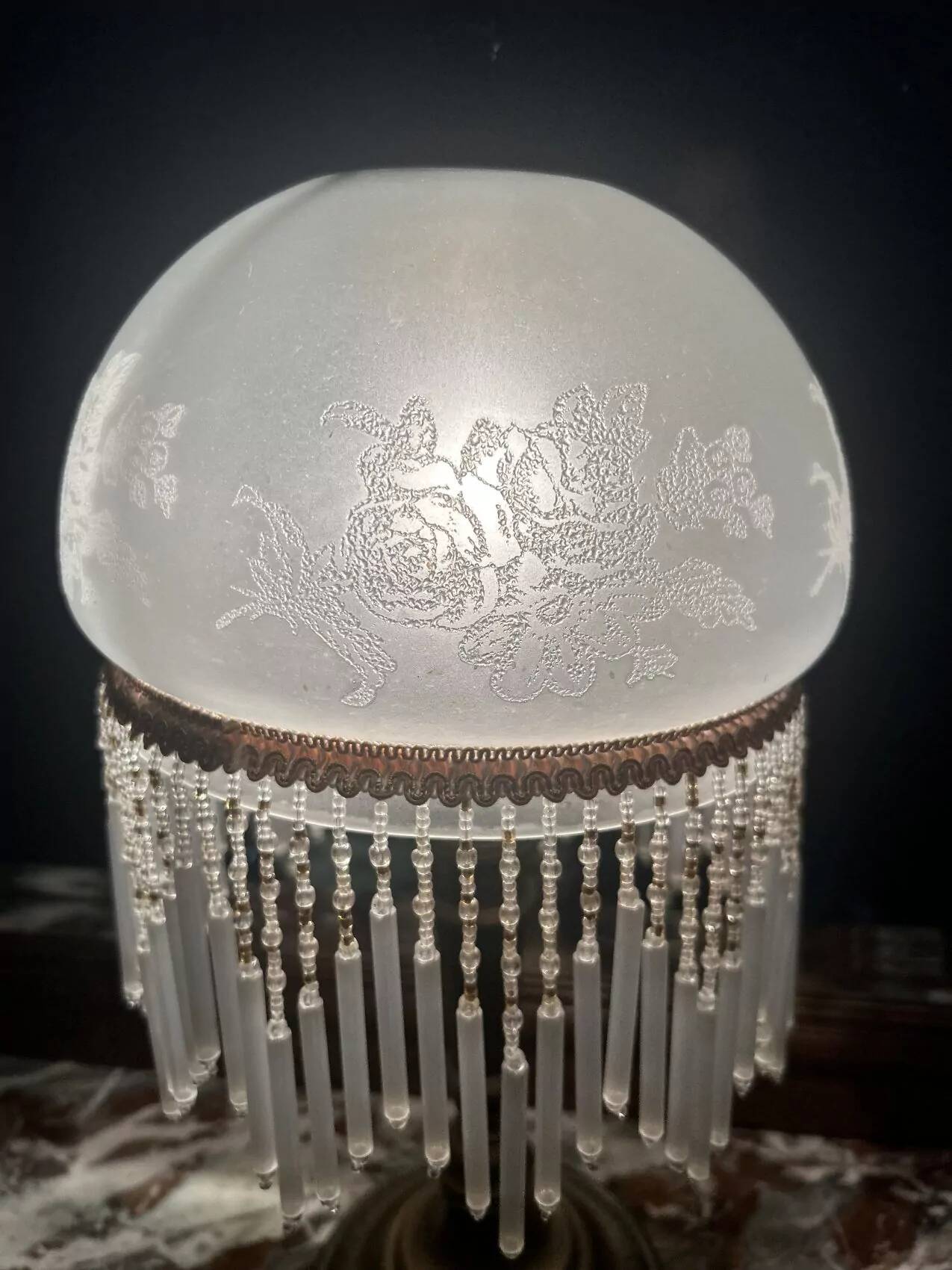 Small white Charleston lamp, vintage, made of glass and beads.