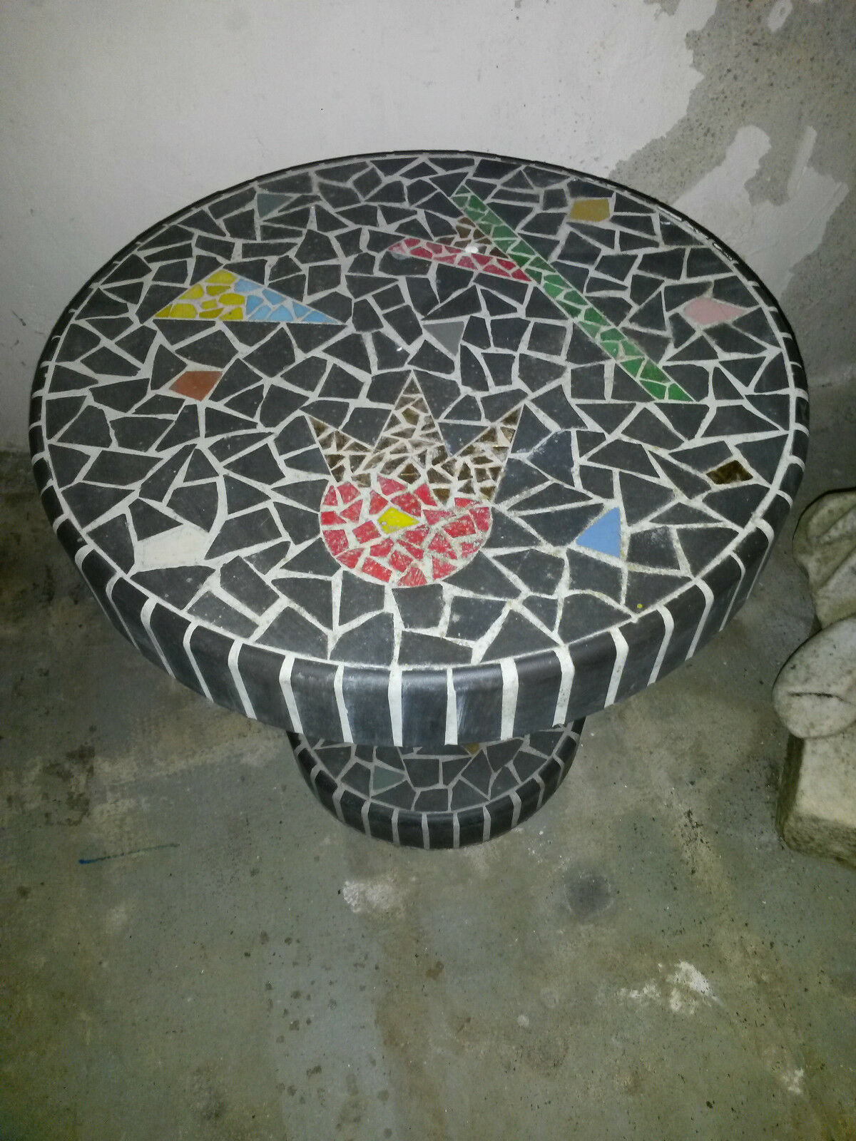 Table low pedestal 1950/70 in tiled concrete