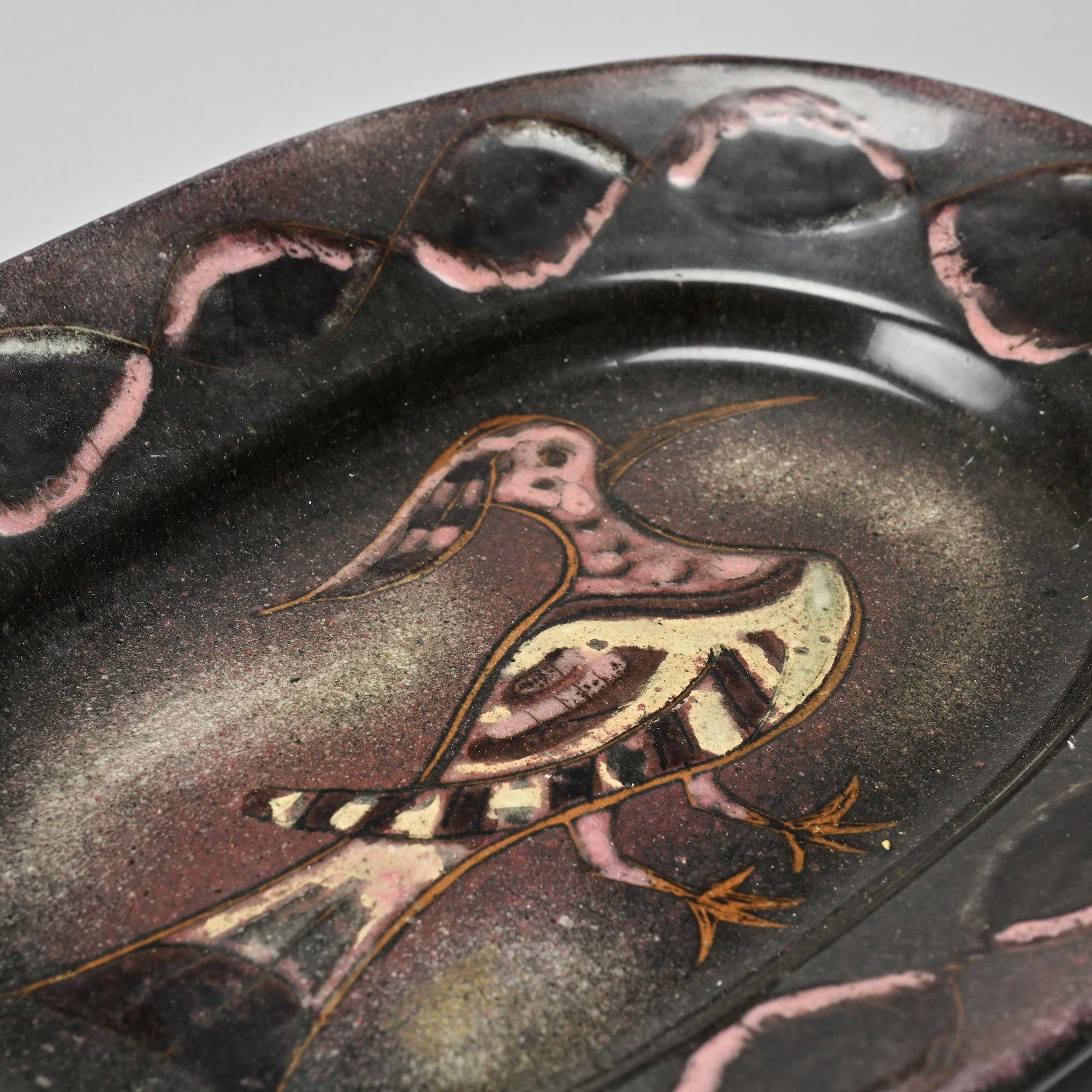 Plat en faïence émaillée par Menelika, Genève, circa 1950