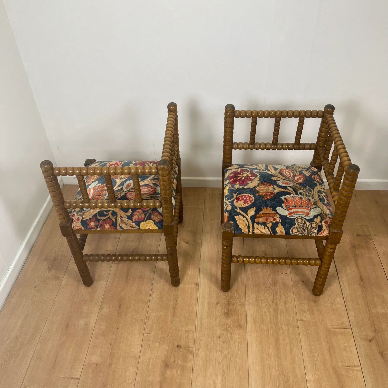 Duo de chaise d'angle en bois tourné bobines et assise tissu, milieu XXème