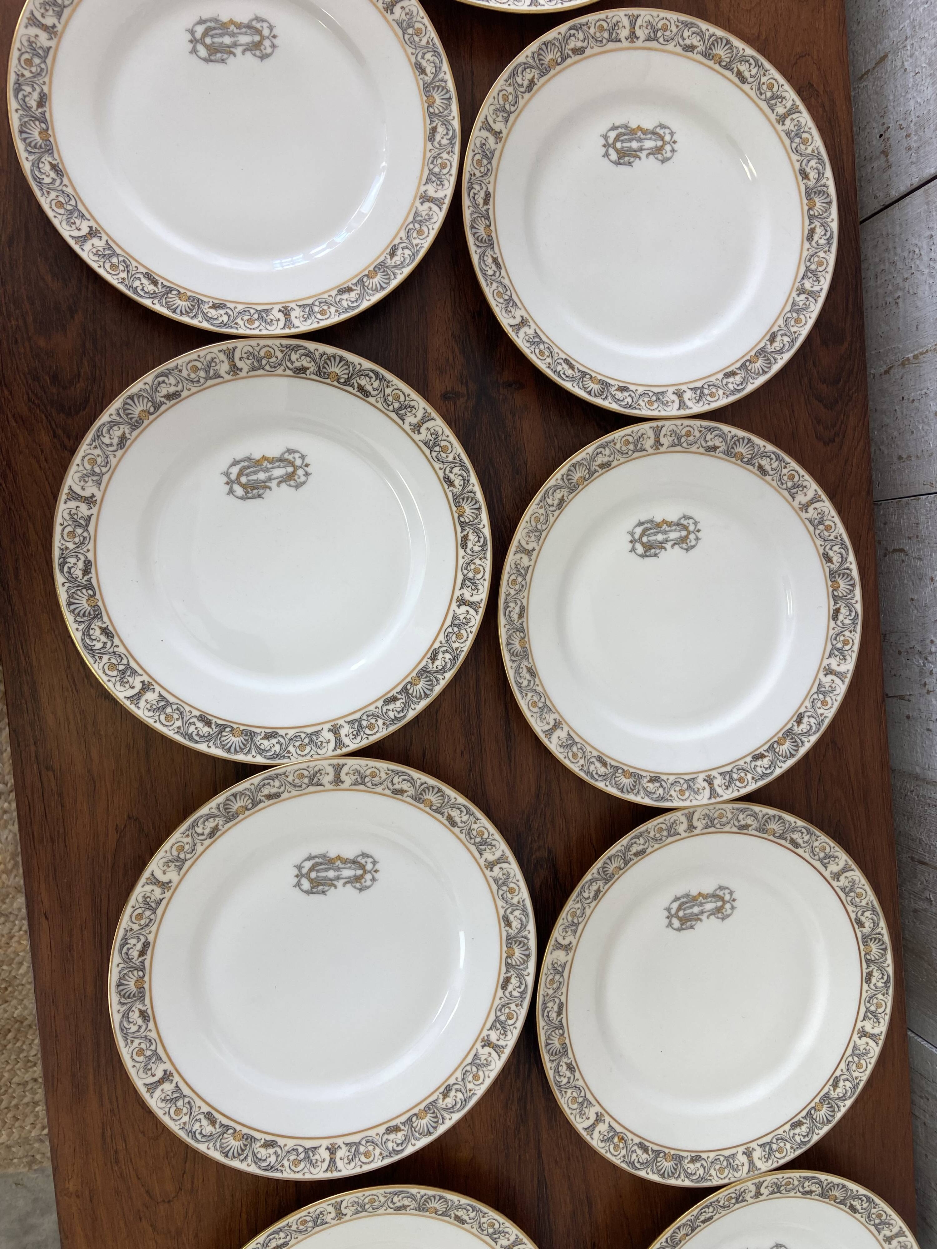 12 porcelain plates, 22cm diameter