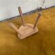 Tabouret tripode brut