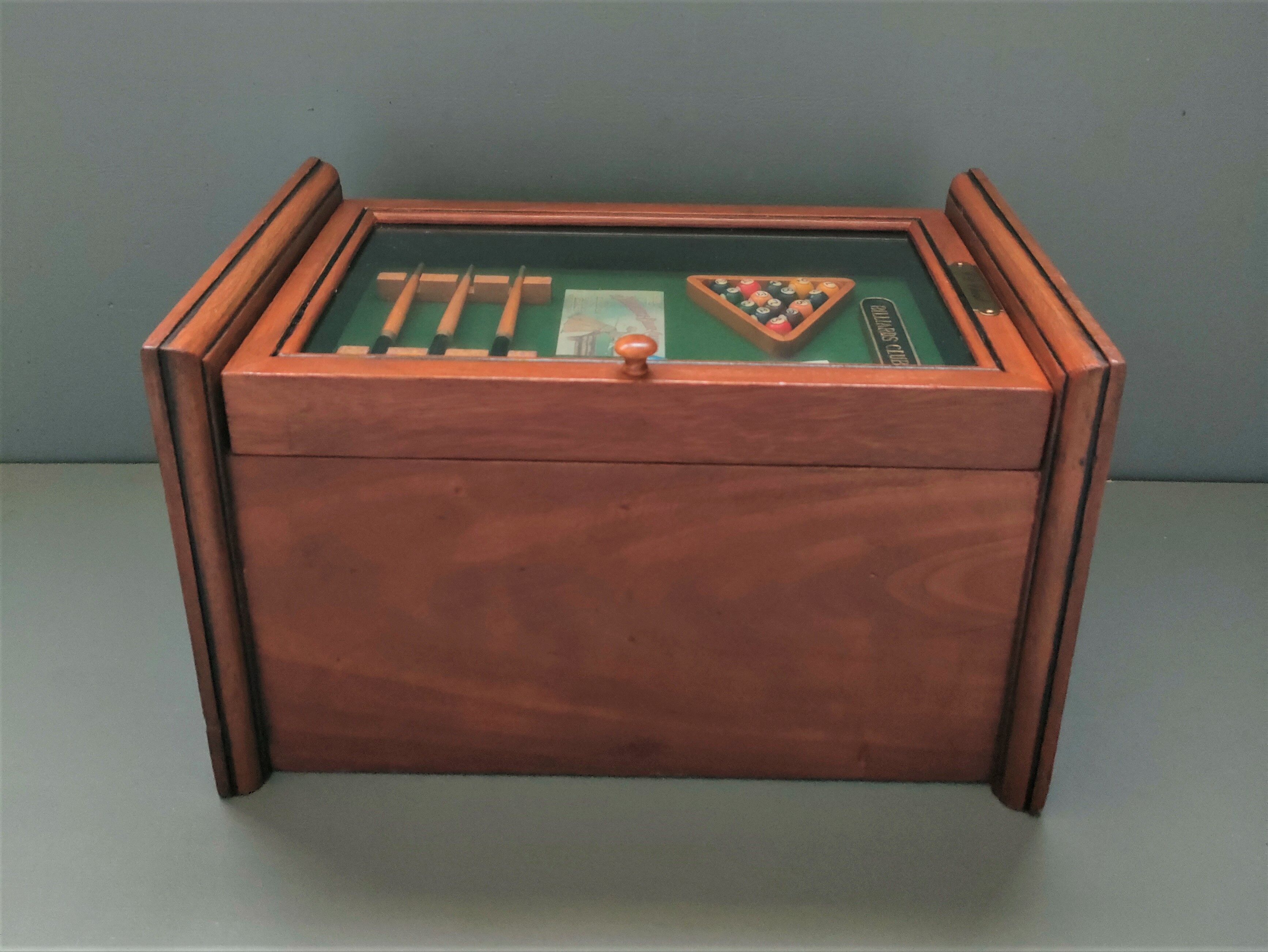 Display chest diorama for cd - billiards club - 80s - england
