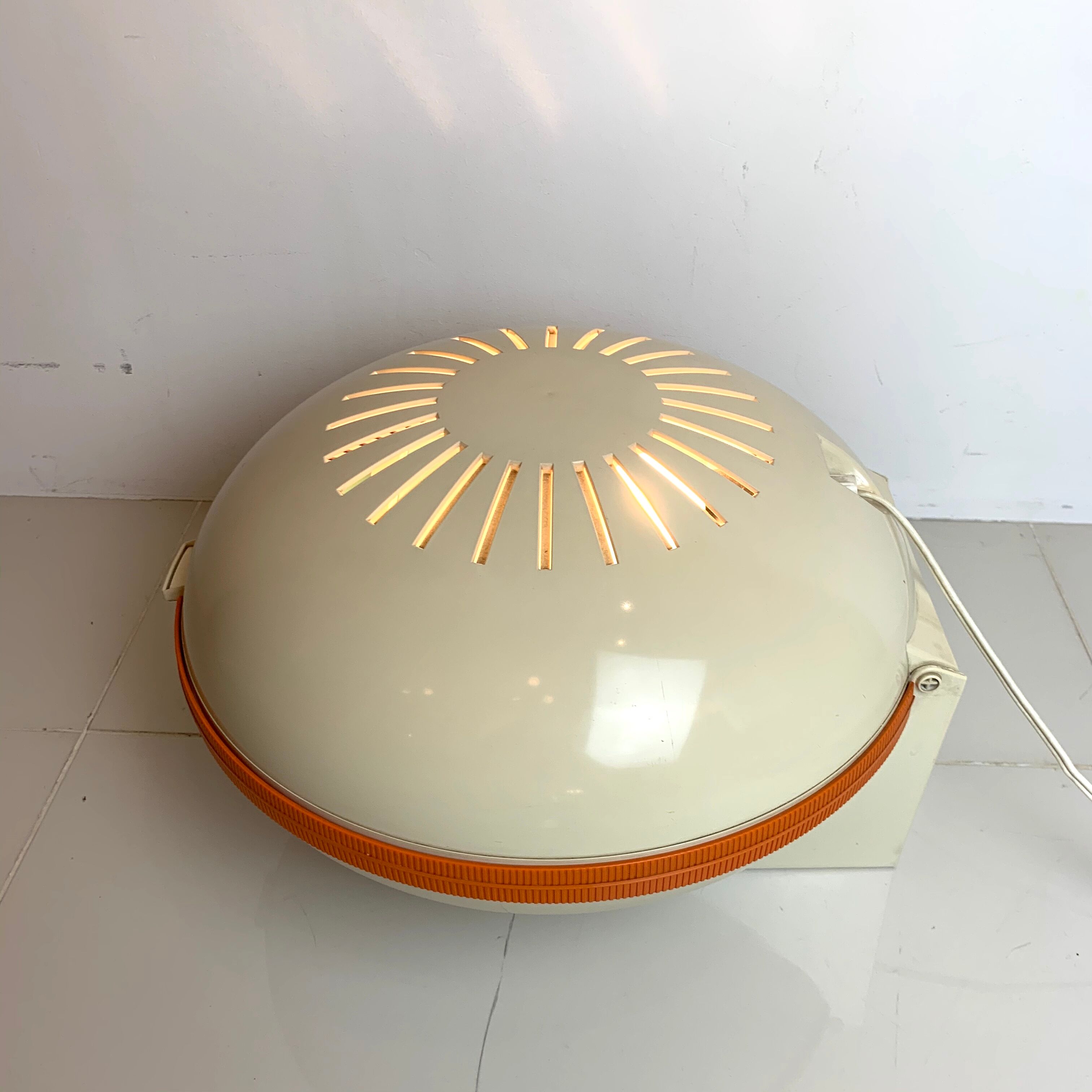 Backlit table dressing table "ufo" for flair