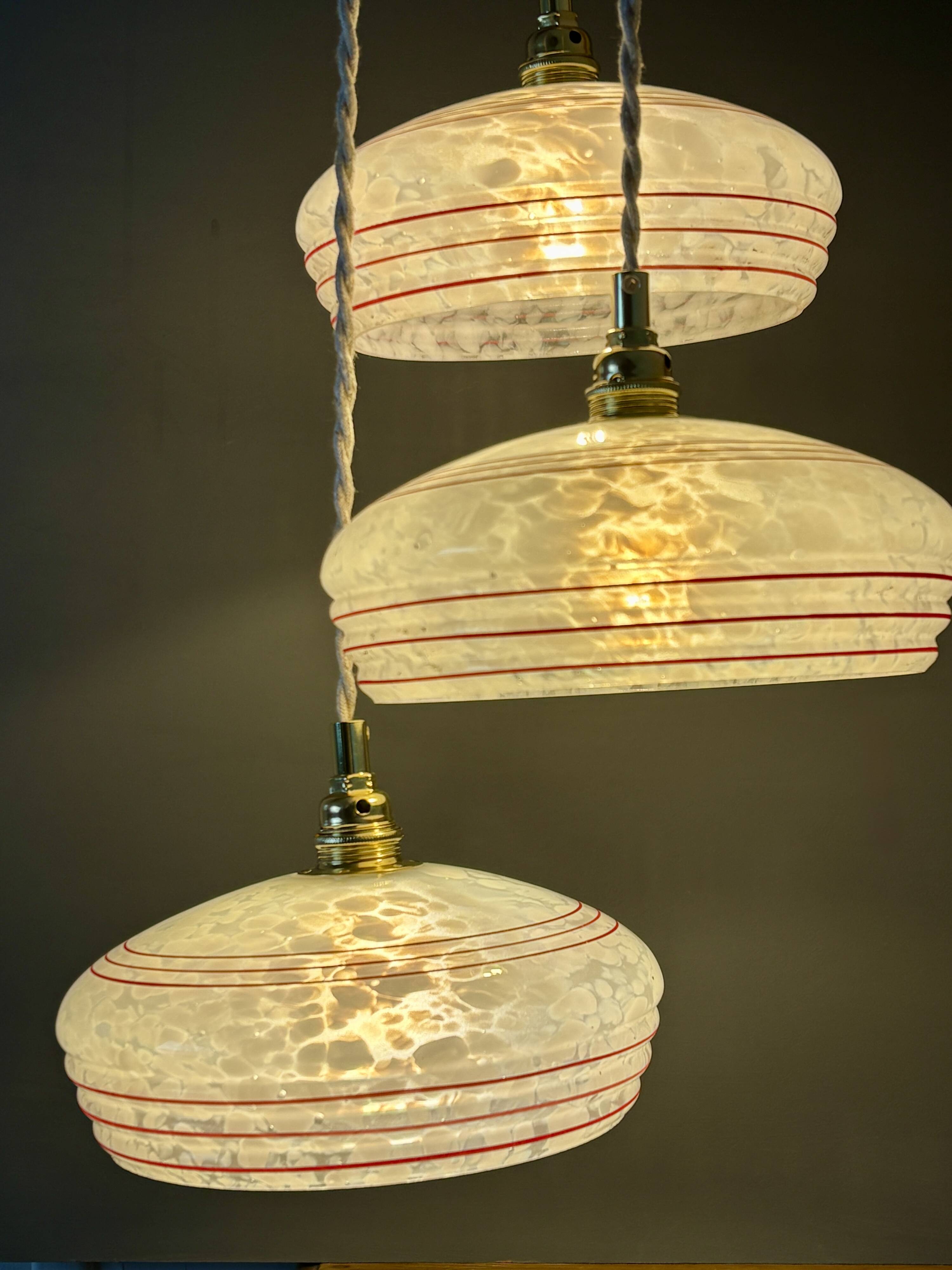 Vintage triple suspension lampshade in Clichy glass, white and red.