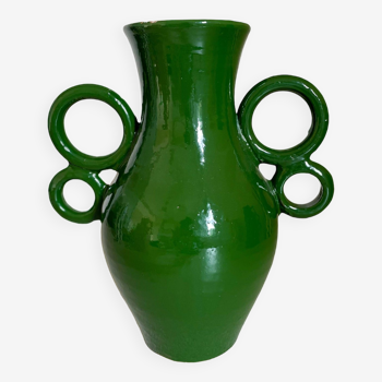 Vase amphore vert en céramique à grandes anses circulaires fait-main