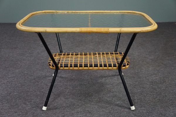 Table basse vintage en rotin Dutch Design avec plateau en verre nuage 1960