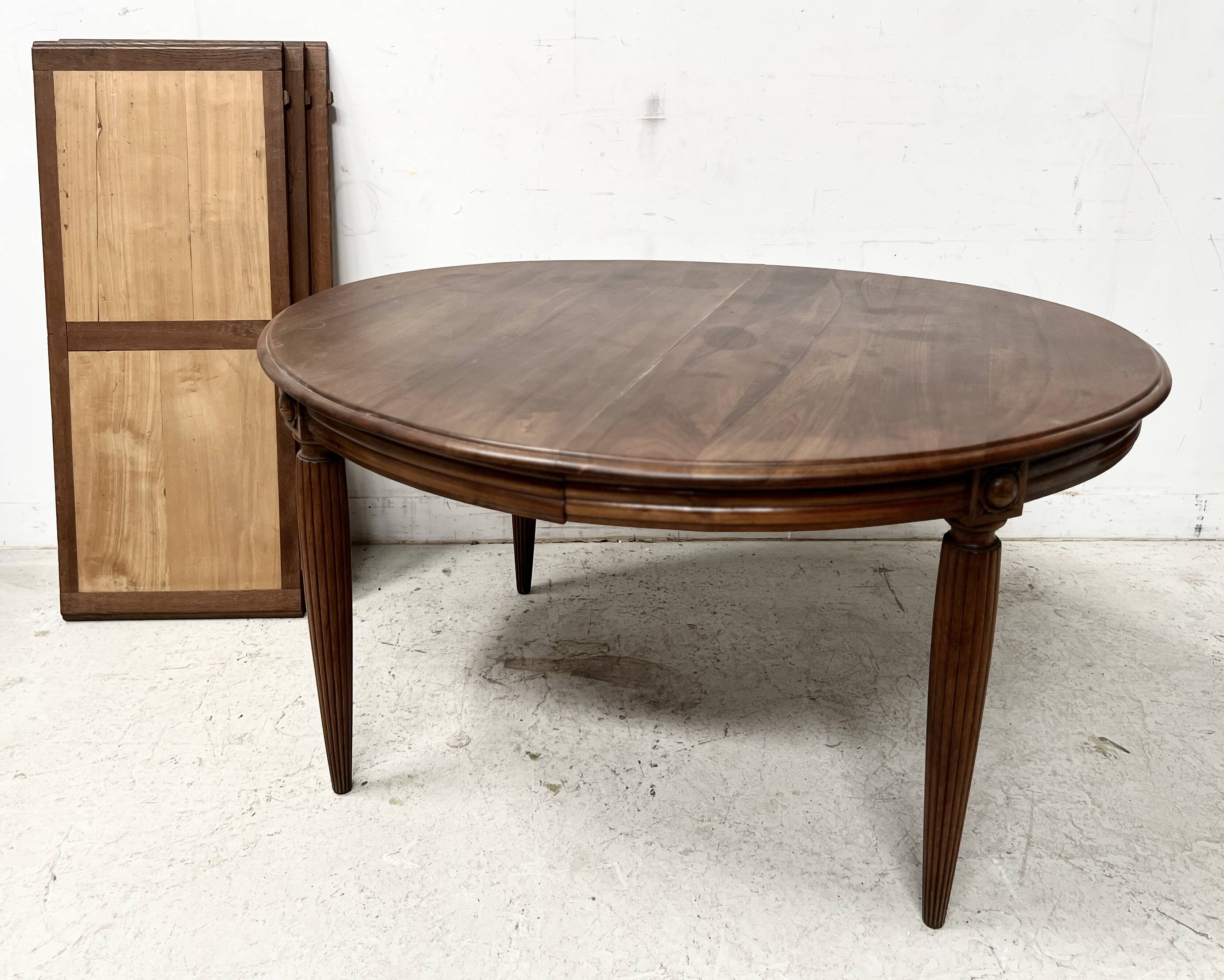 Art Deco table in solid walnut, 20th century.