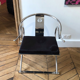 Chaise chrome design contemporain inspiré du traditionalisme chinois, revêtement en peau de veau