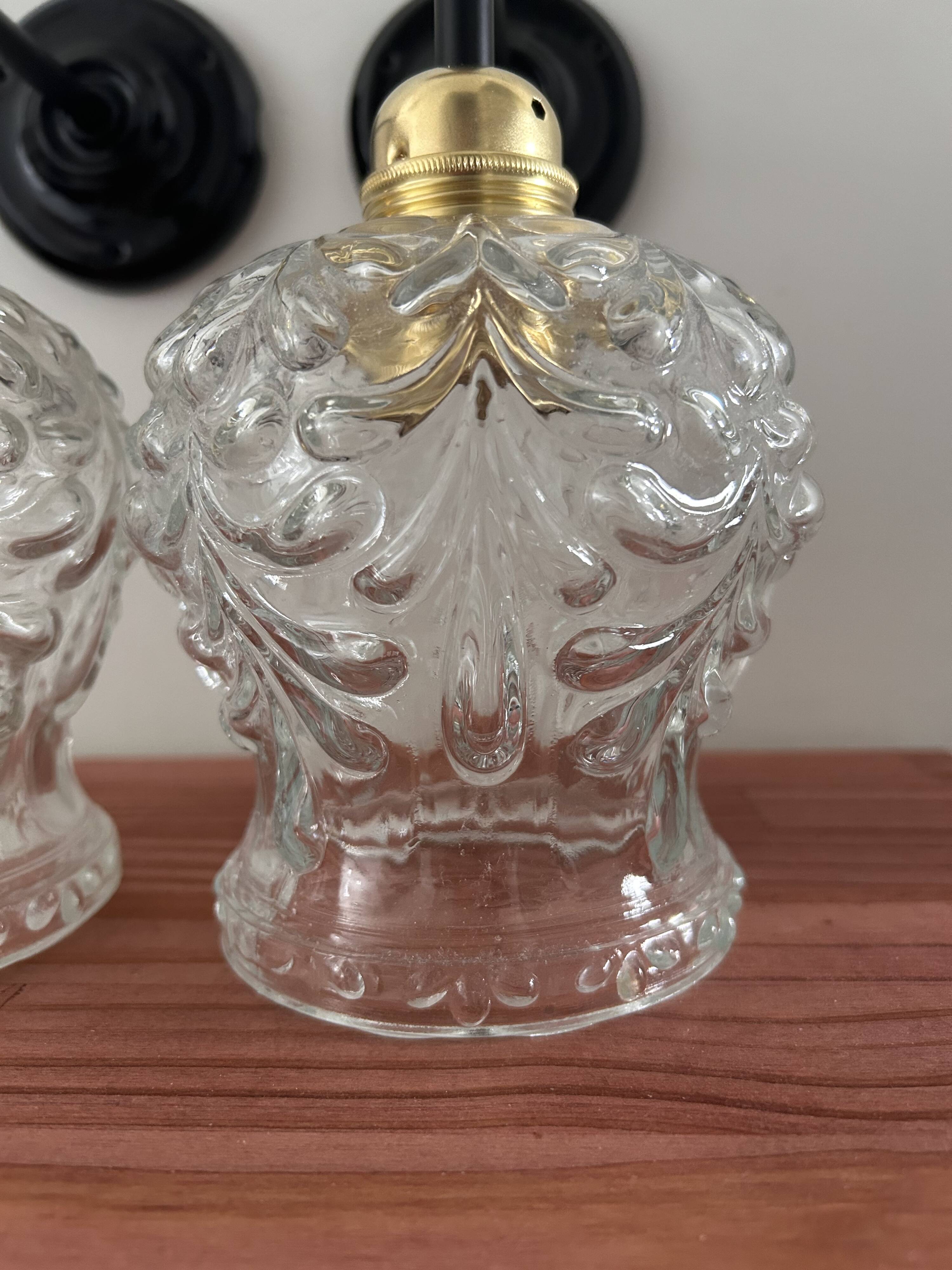 Paire d’appliques murales vintage en verre ciselé
