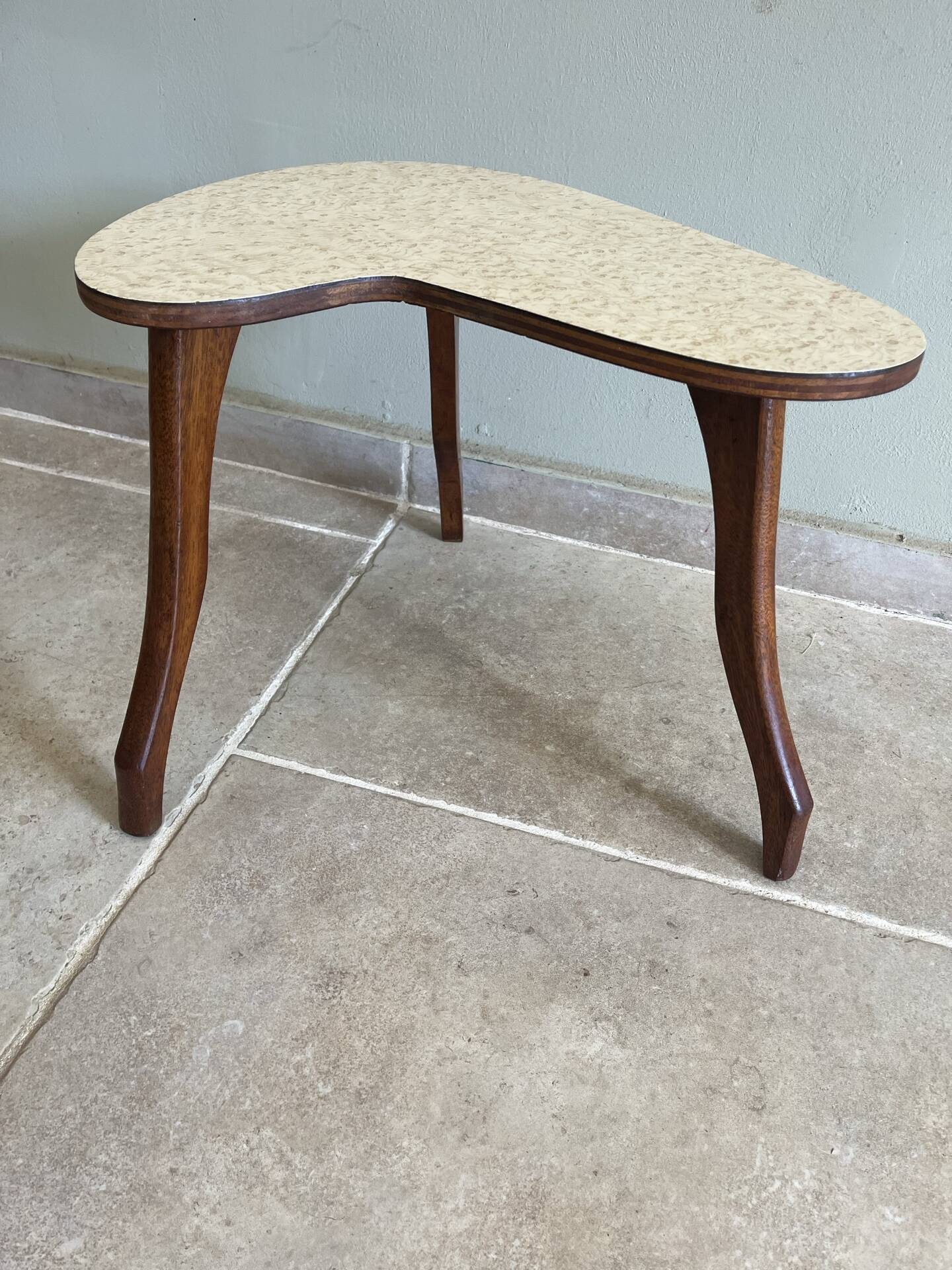 Small tripod side table in bean shape – 1950s/60s style