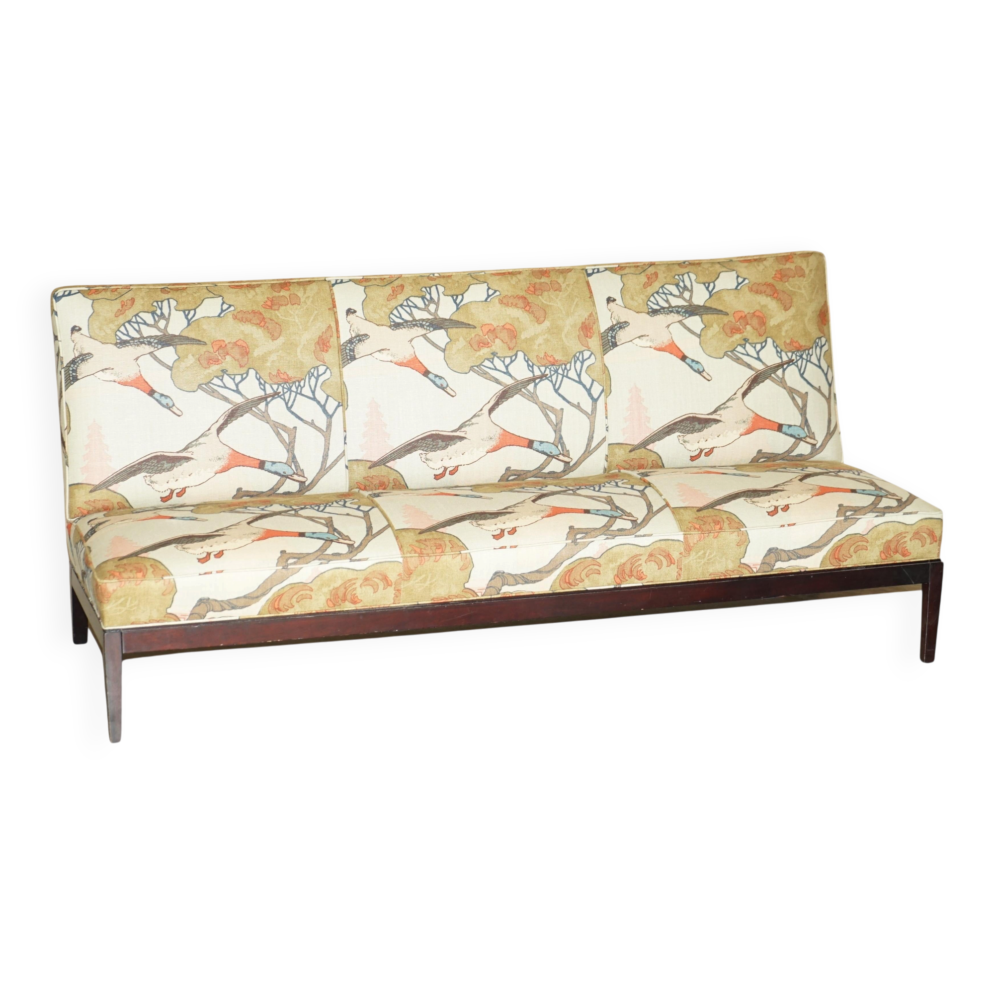 Three-seater canapé George Smith Norris restored in Mulberry linen.