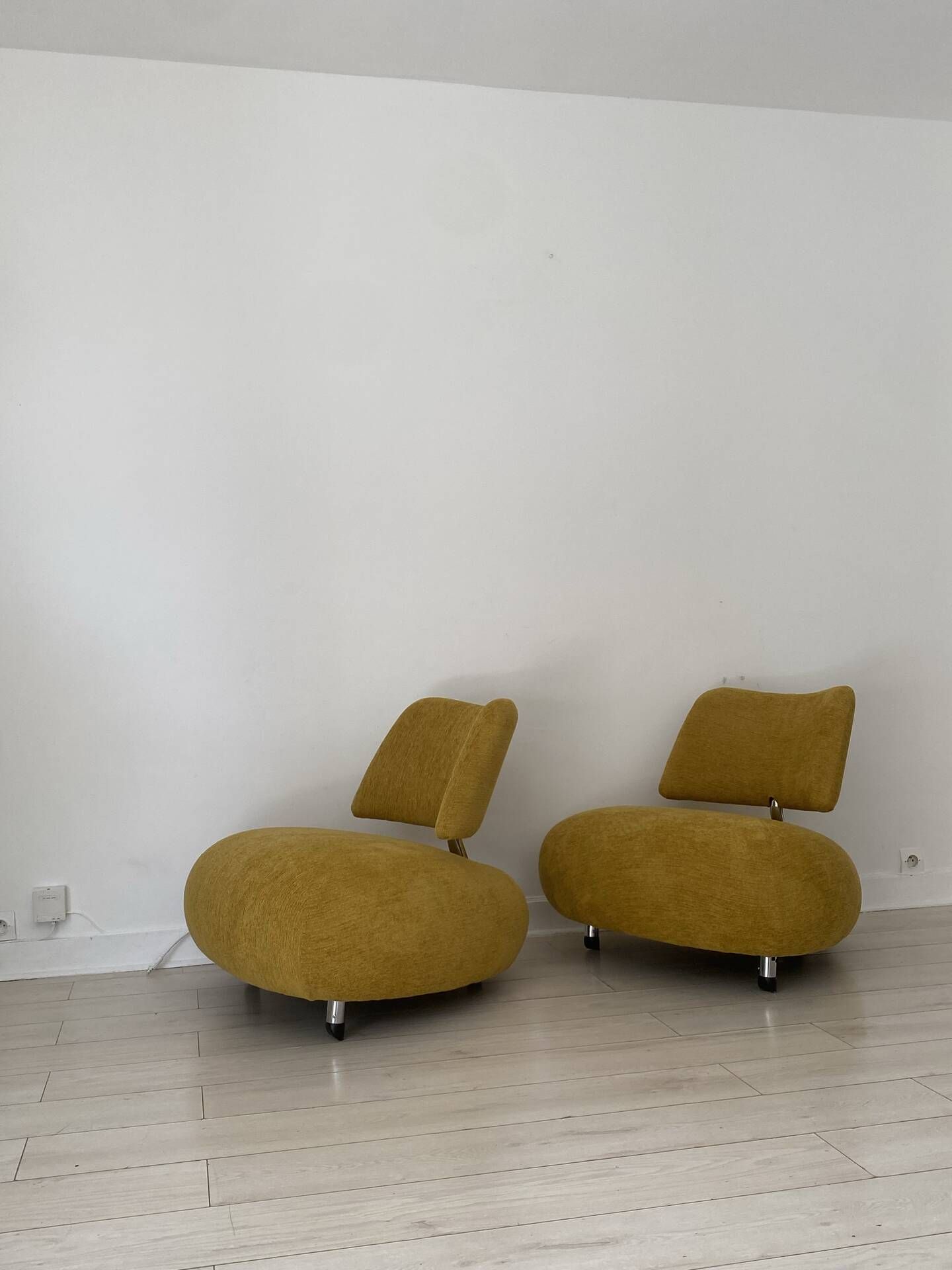 Lot 2 fauteuils Pallone Leolux par Roy de Scheemaker.
