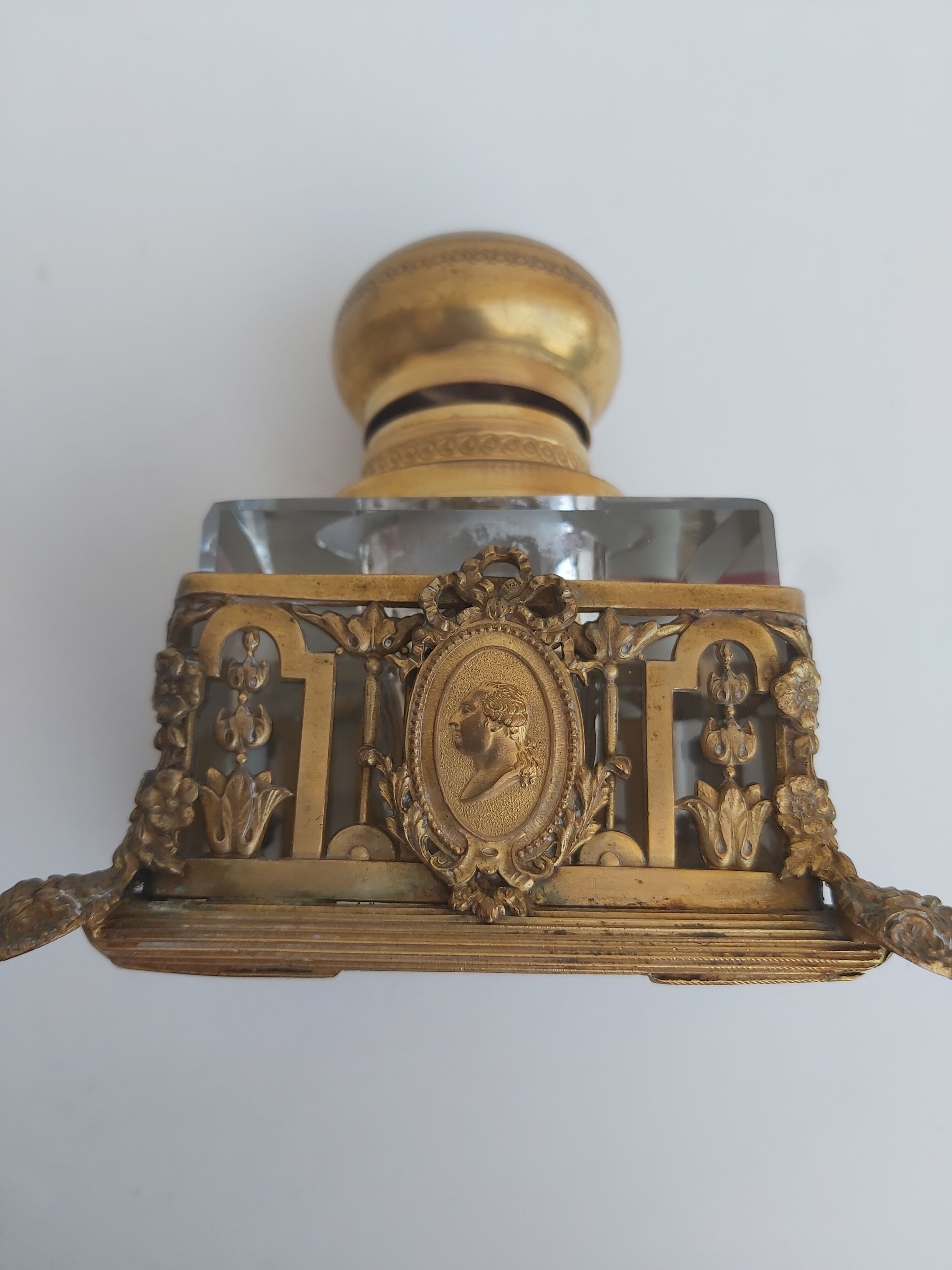 Bronze and crystal inkwell nineteenth Louis XVI and Marie-Antoinette medallion
