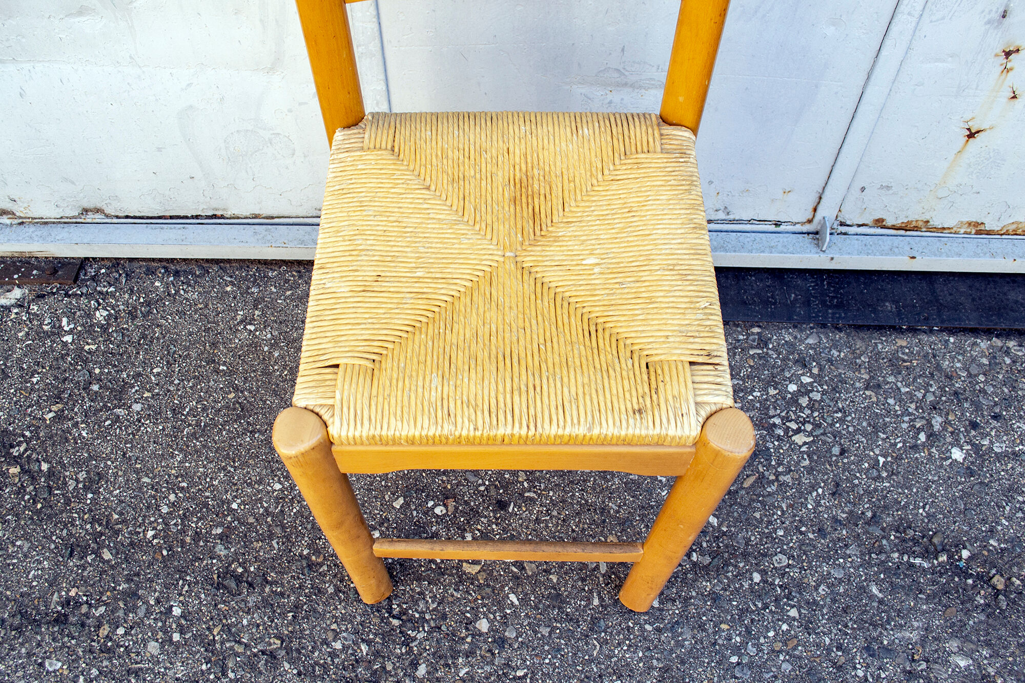 Quatre tabourets en bois et en paille 70s
