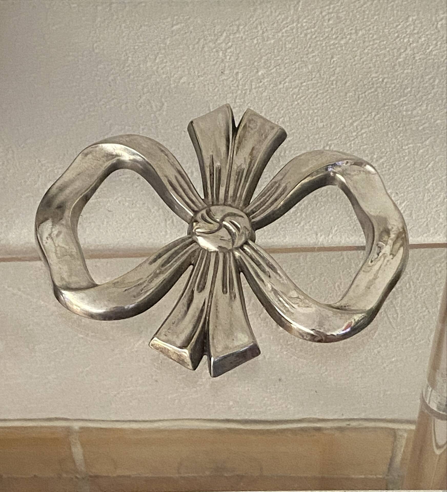 Lancel trivet, bow and ribbon, silver-plated metal