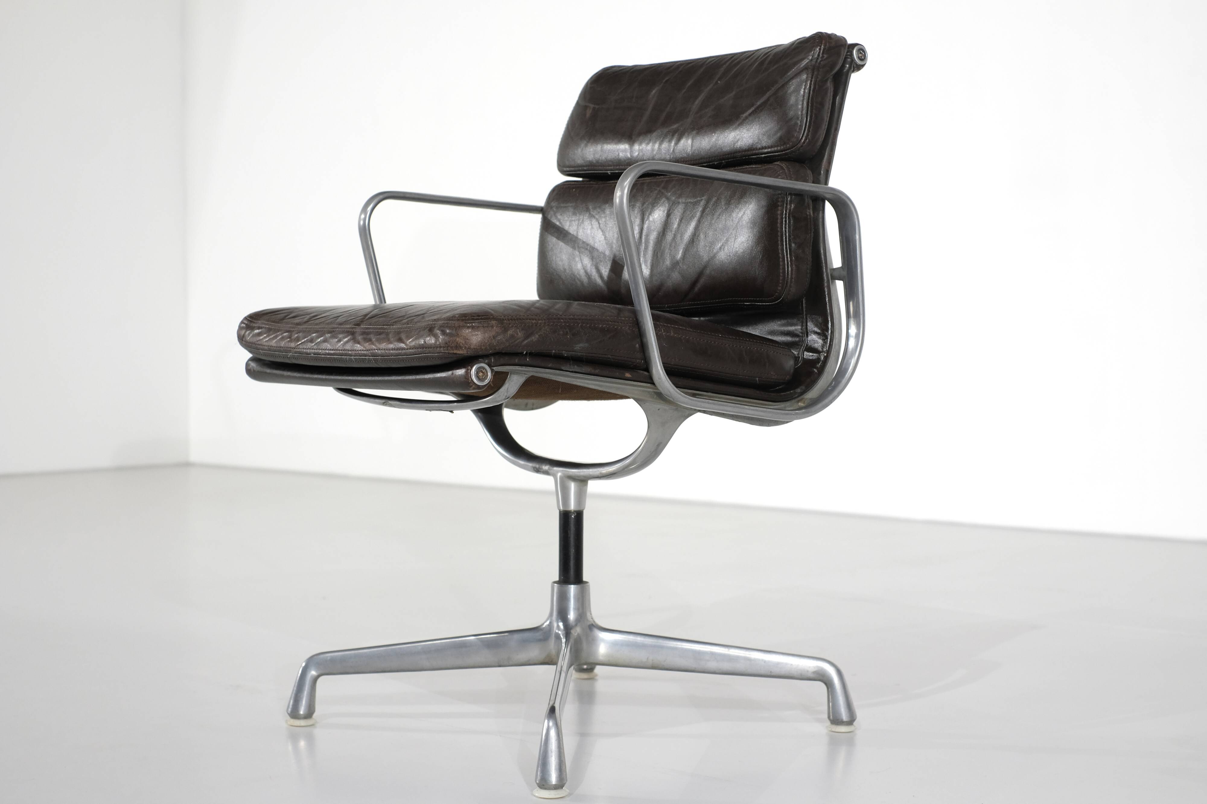 Softpad EA208 by Charles & Ray Eames for Le Mobilier International - 1960