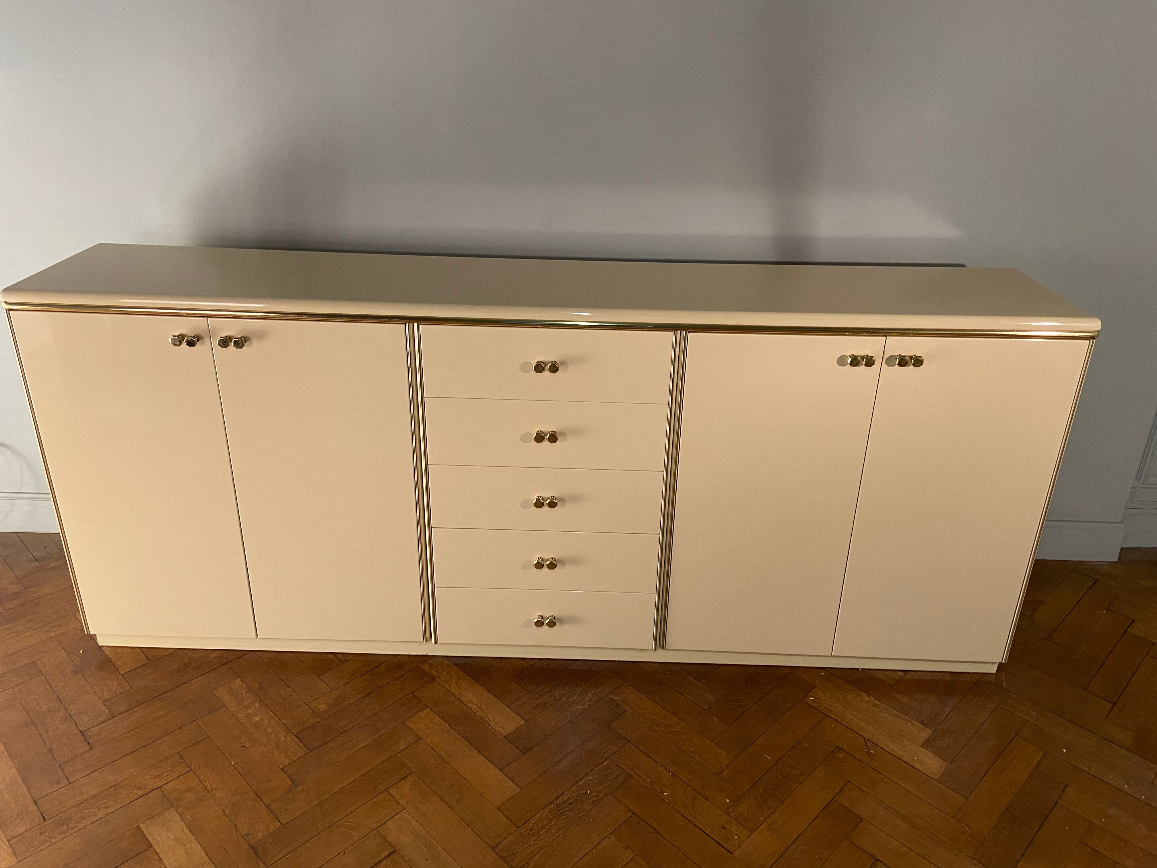 Enfilade laquée ivoire et laiton