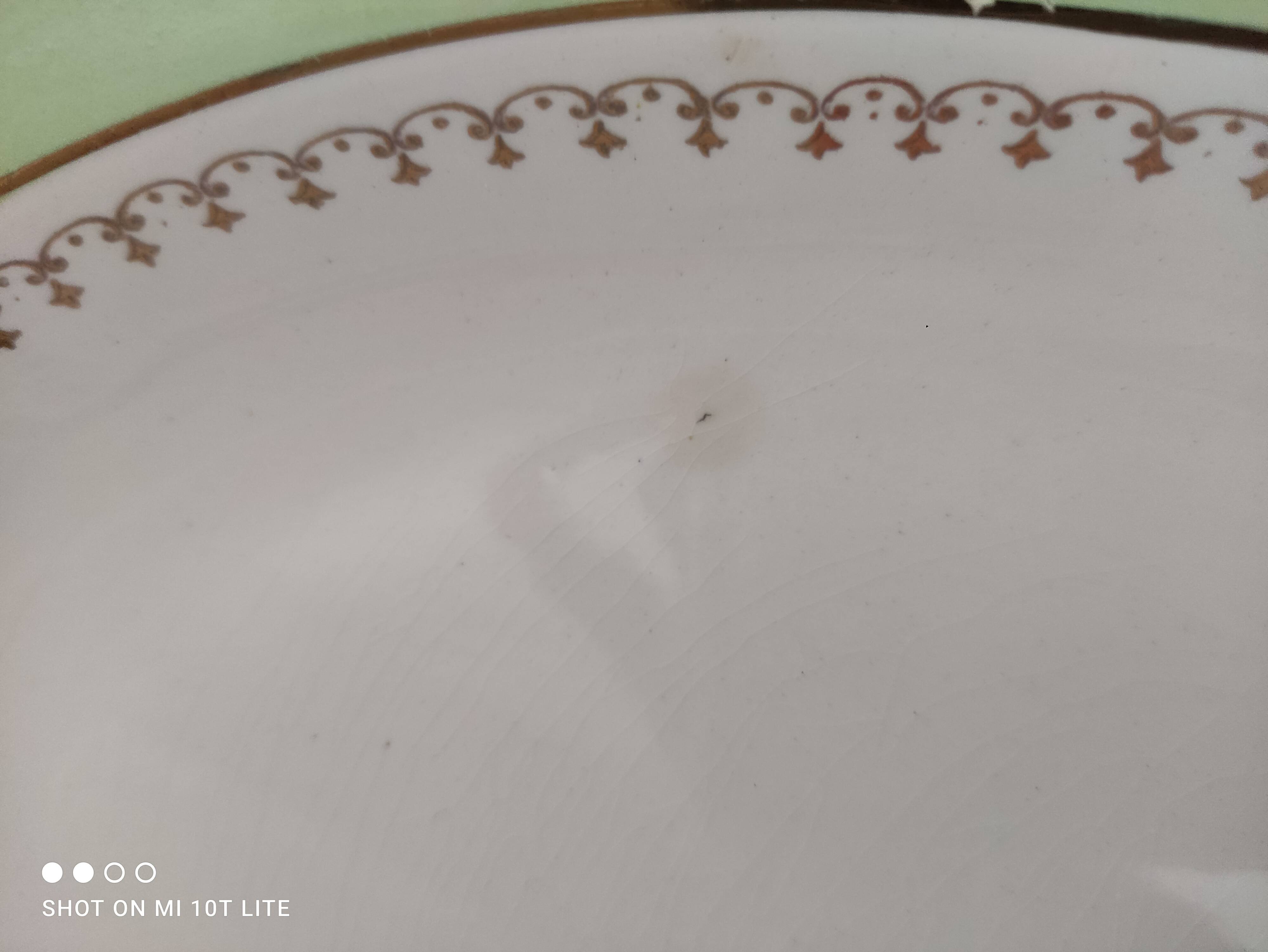 Oval plate with a light green rim and golden frieze, Cafés Lemaire.