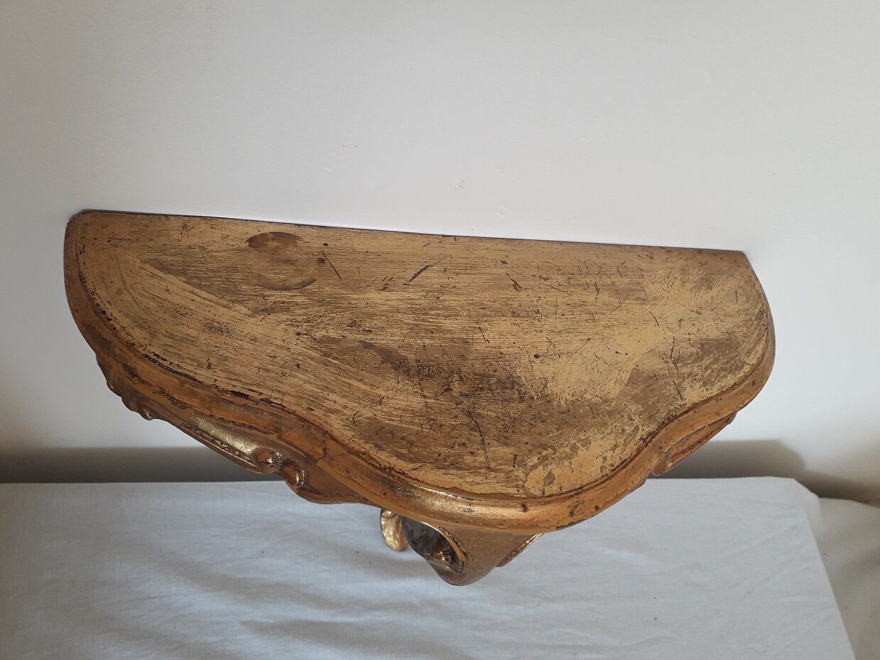 Wall shelf in gilded wood