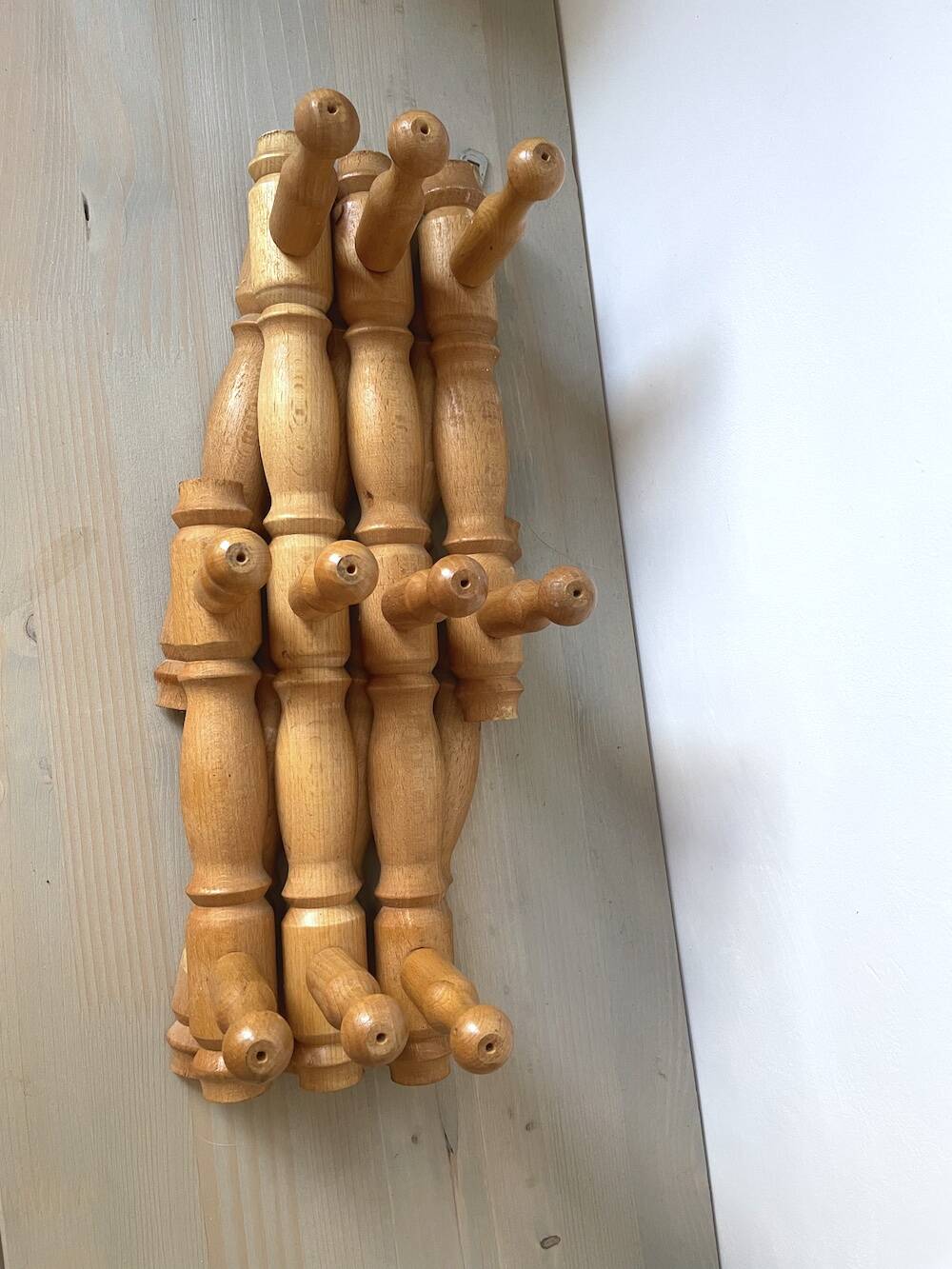 Wall accordion coat rack in light wood