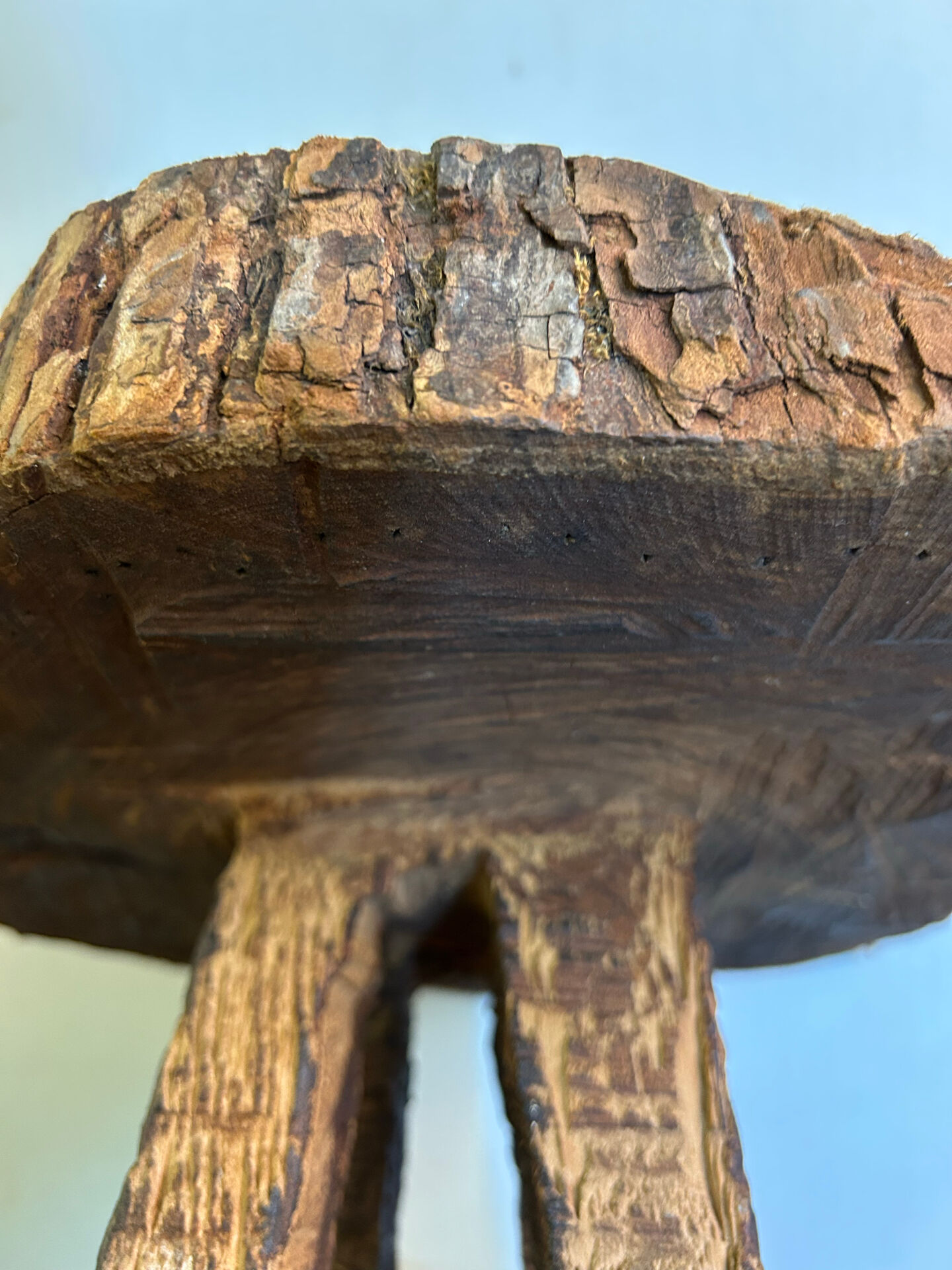 Tabouret brutaliste de chalet 