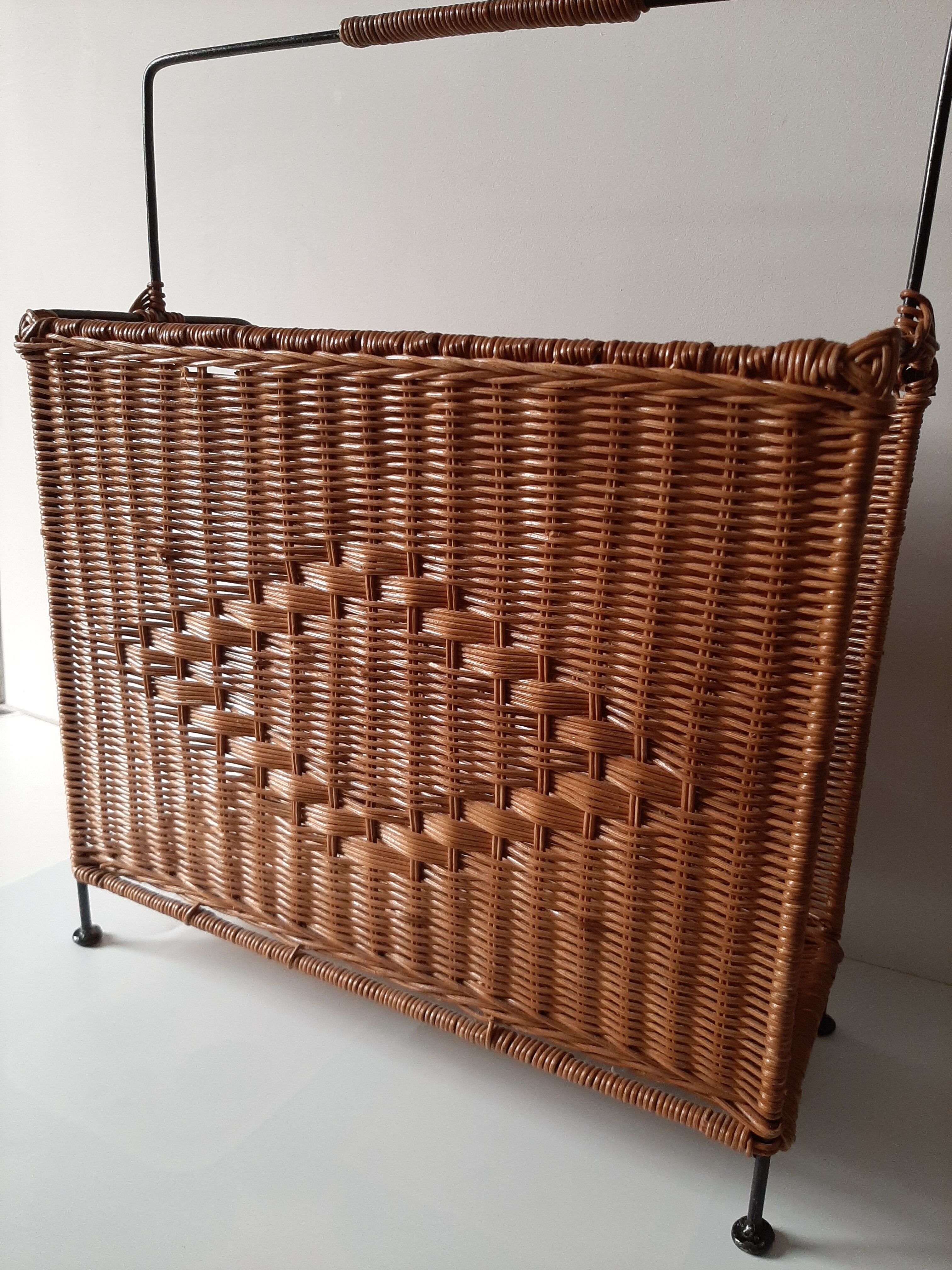 Door vintage rattan magazine