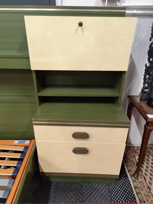 Grand lit vintage avec mobilier tête de lit et radio incorporé