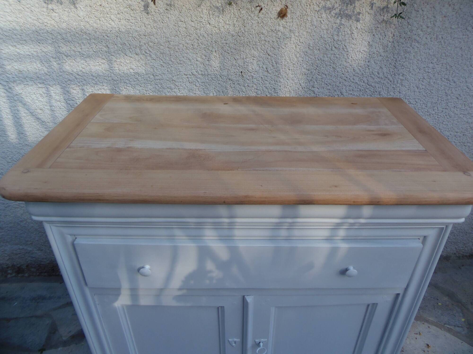 Buffet style Louis-Philippe in cherry wood – pearl grey & natural wood.