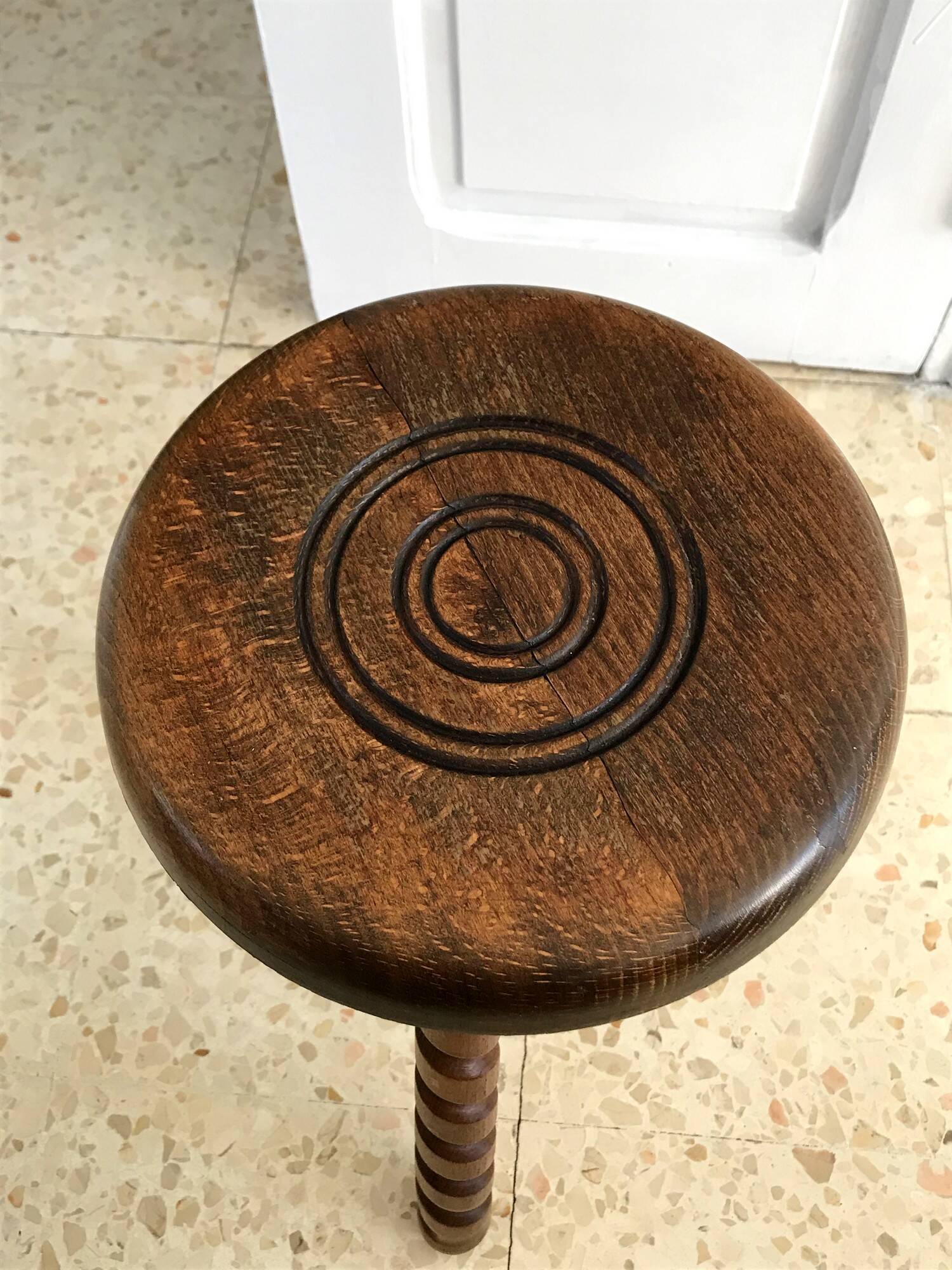 Tabouret tripode vintage en bois tourné