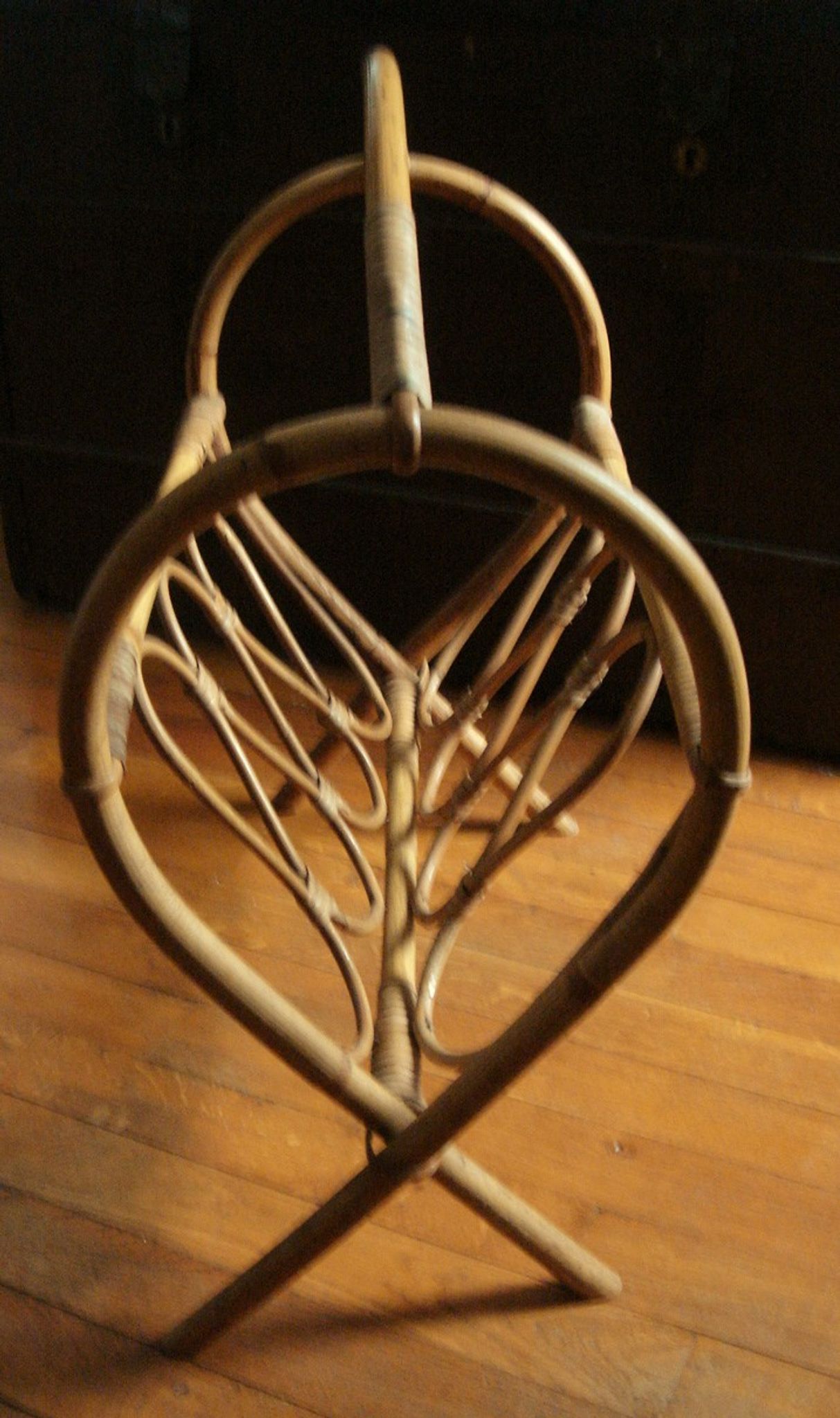 Magazine rack vintage rattan bamboo, cove round moving volutes feet