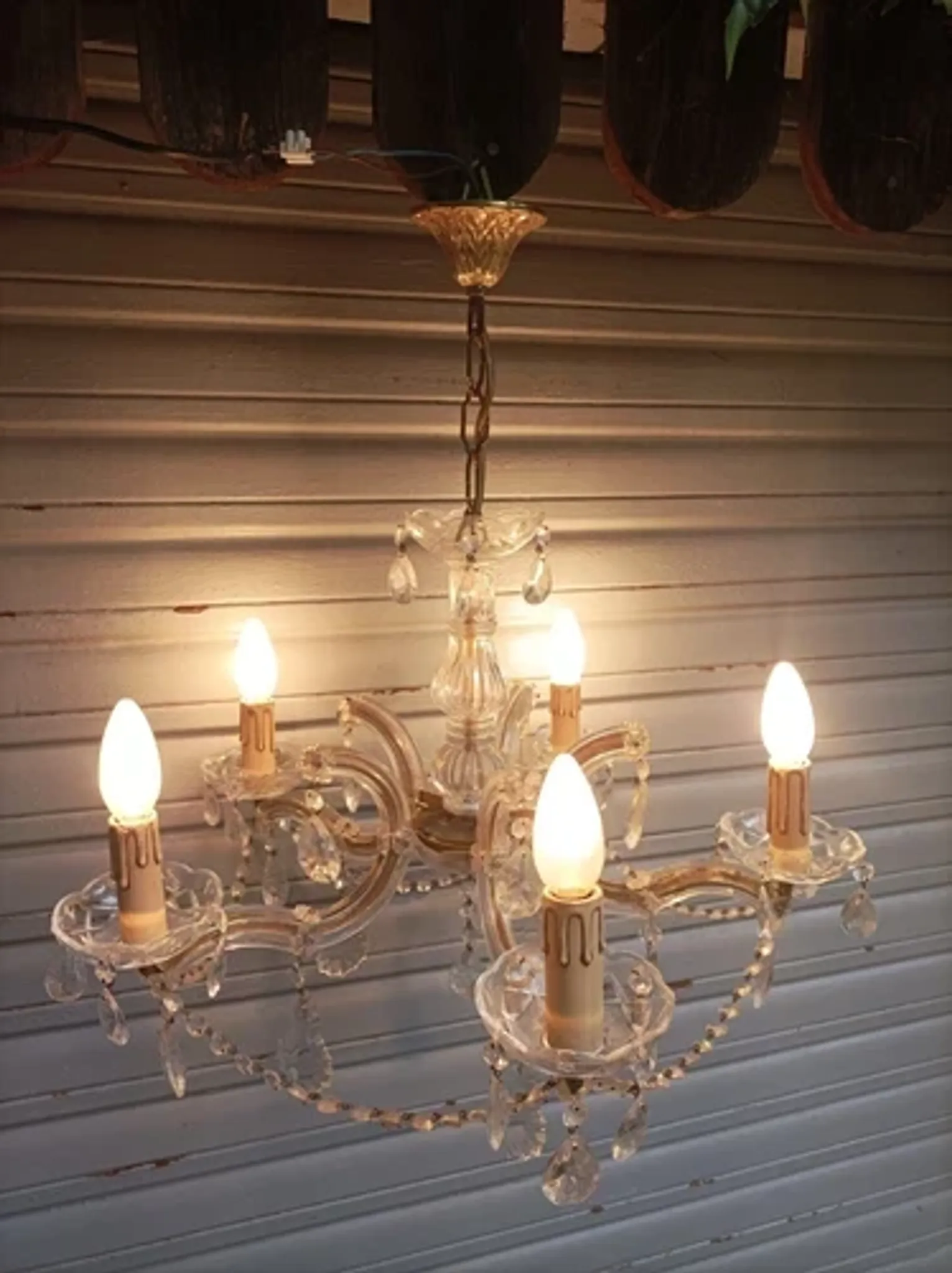 Very beautiful Venetian chandelier with 5 lights / complete and in working condition.