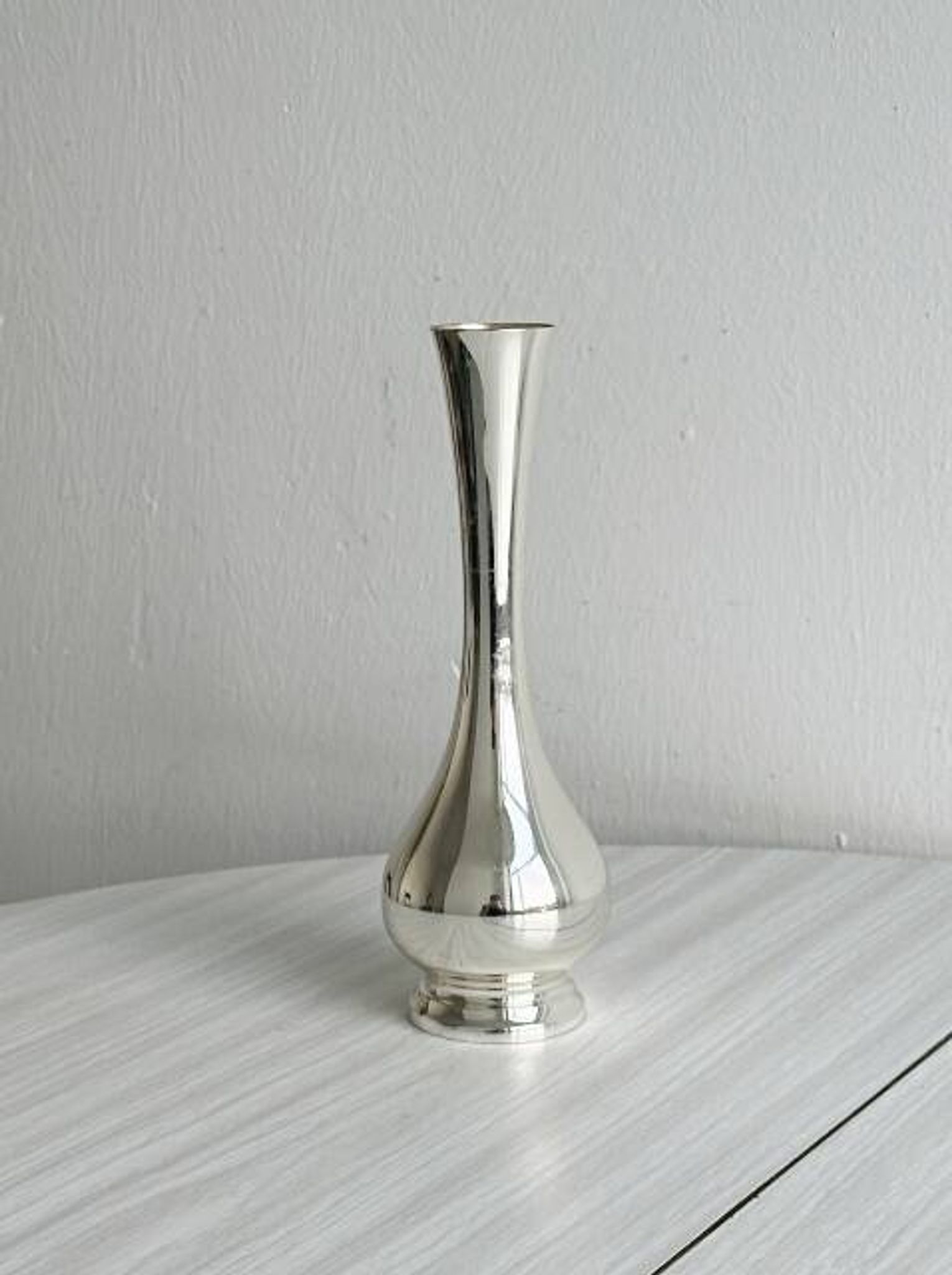 Lightweight metal single-stem vase